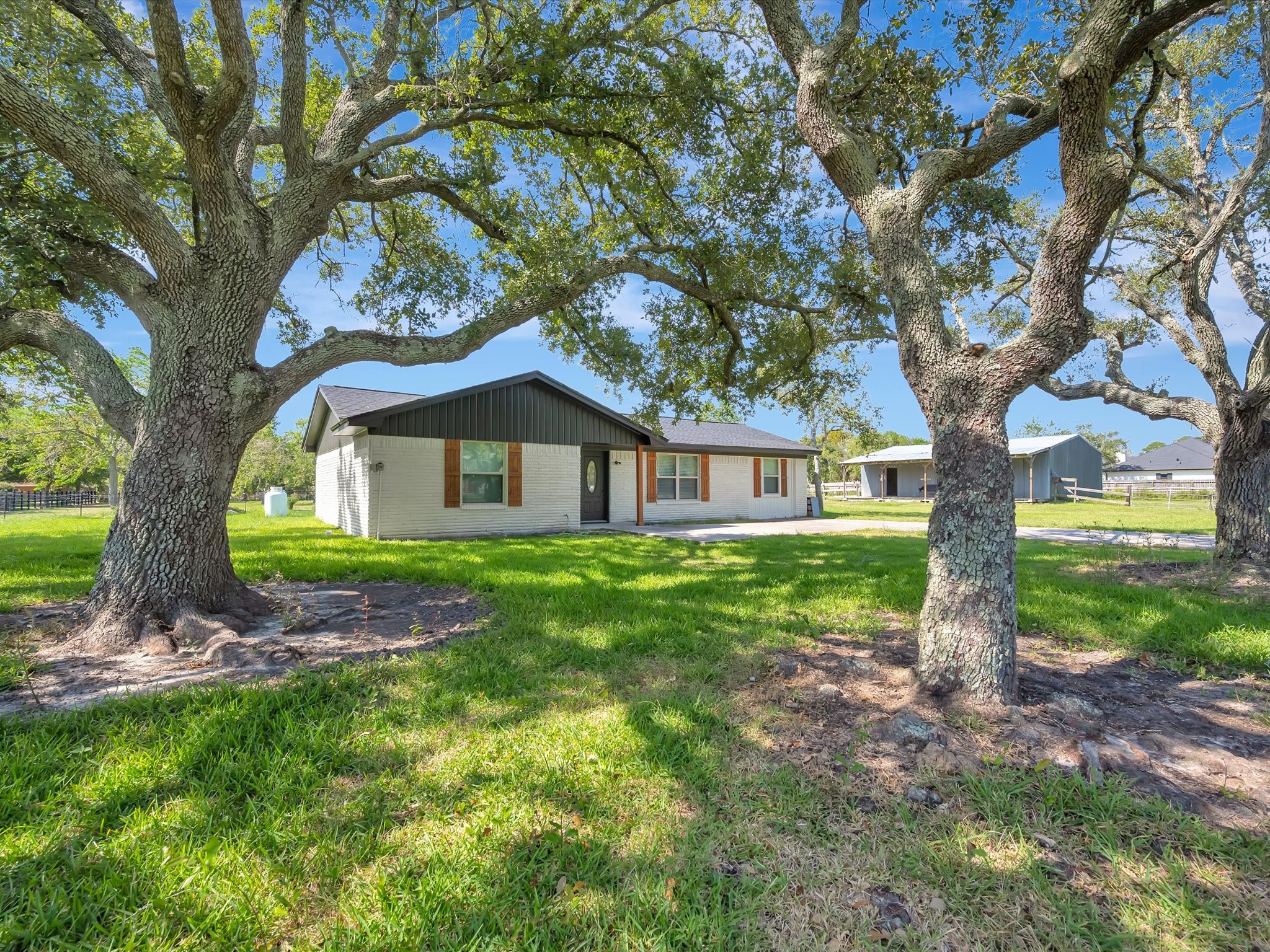 Beautiful mature shade trees surrounding the homestead. Beautiful mature shade trees surrounding the homestead.
