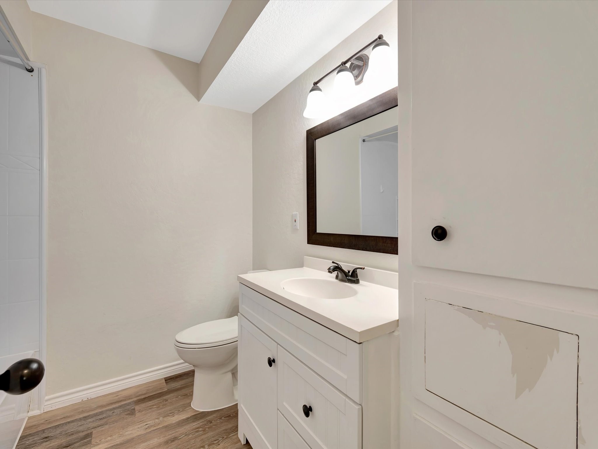 Guest bathroom with modern finishes.