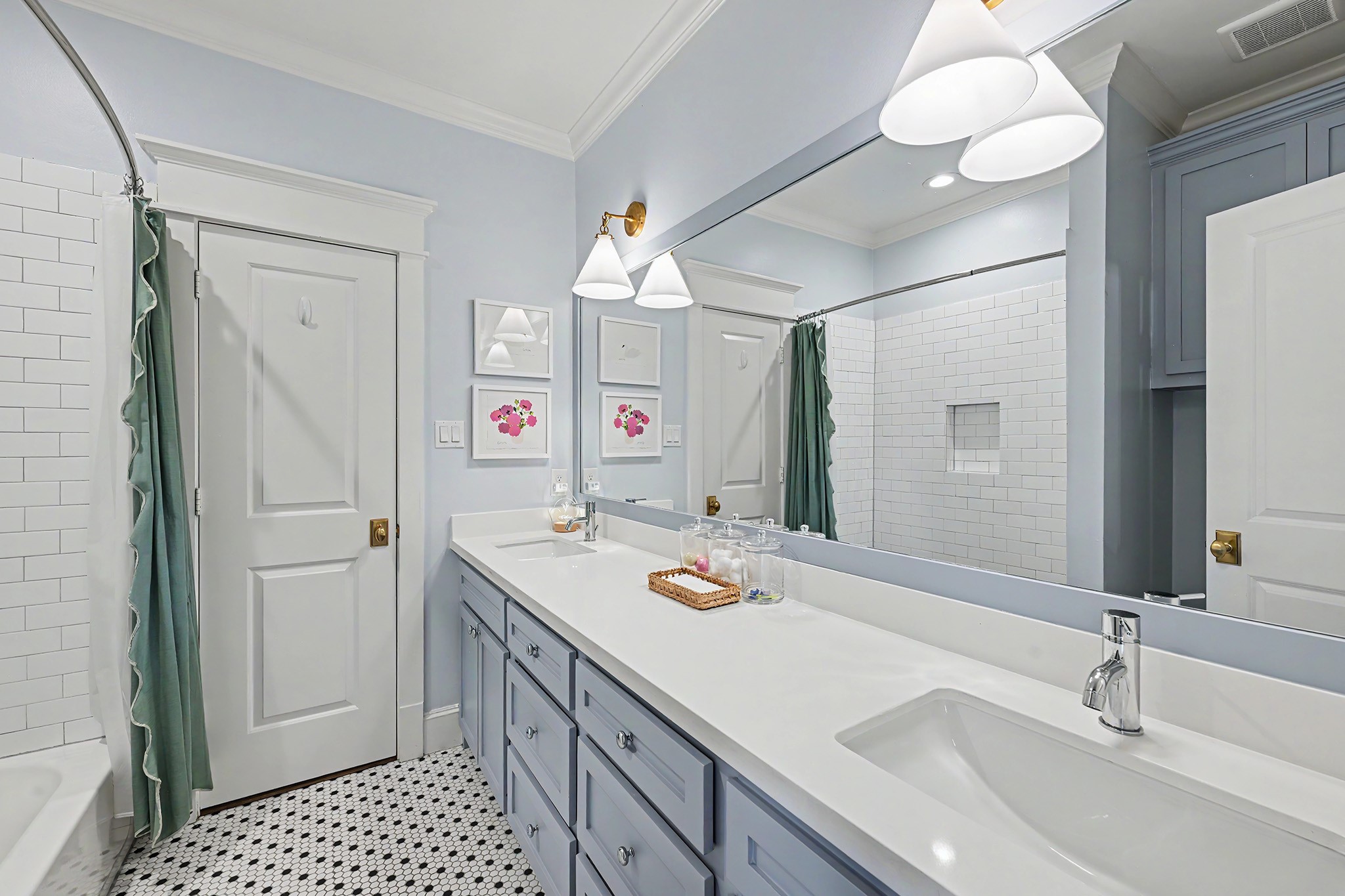 Hollywood bathroom connects the secondary bedrooms with quartz counter, double sinks and shower/tub.