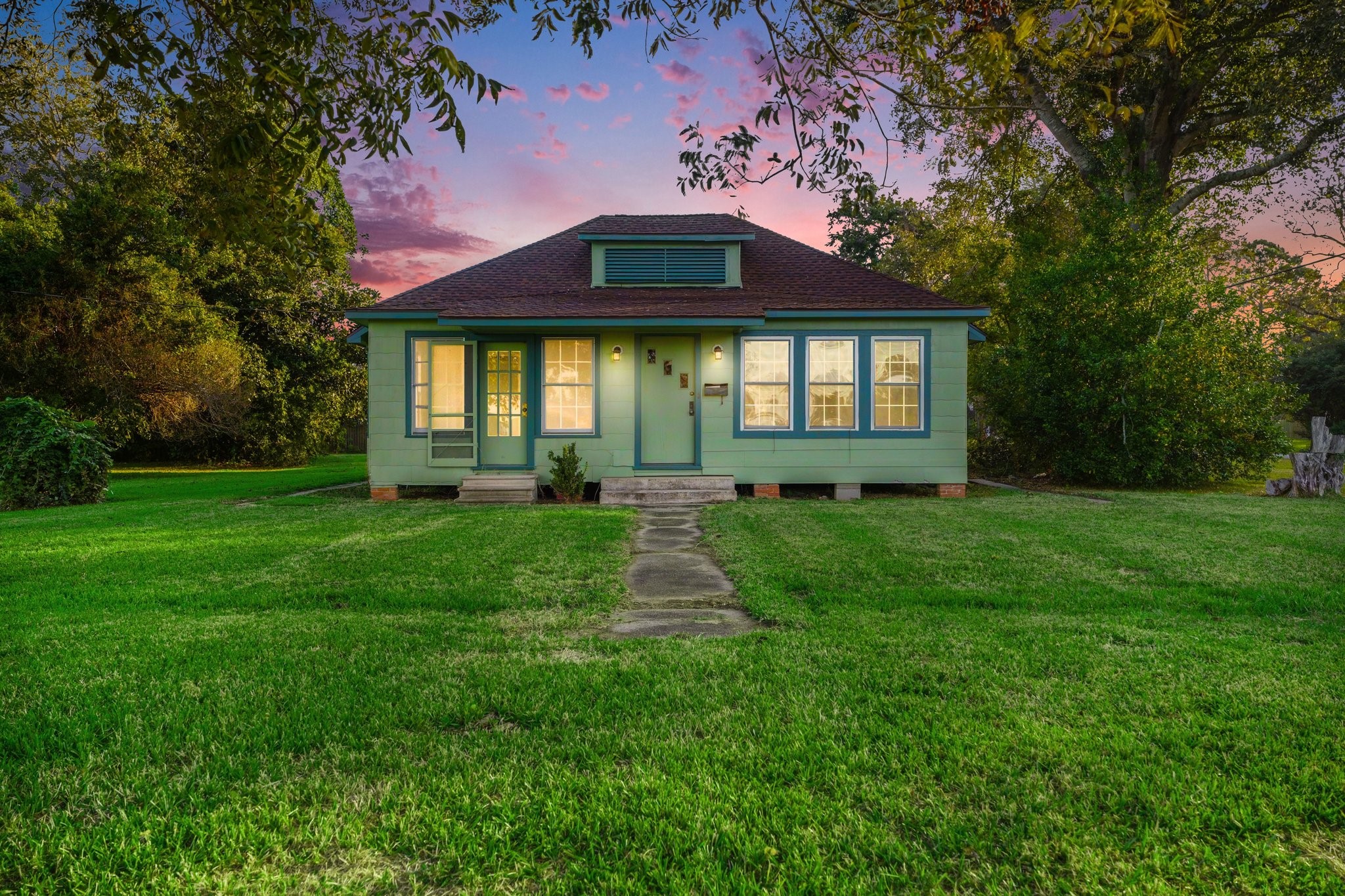 Gorgeous curb appeal for this 1900 beautiful home Gorgeous curb appeal for this 1900 beautiful home