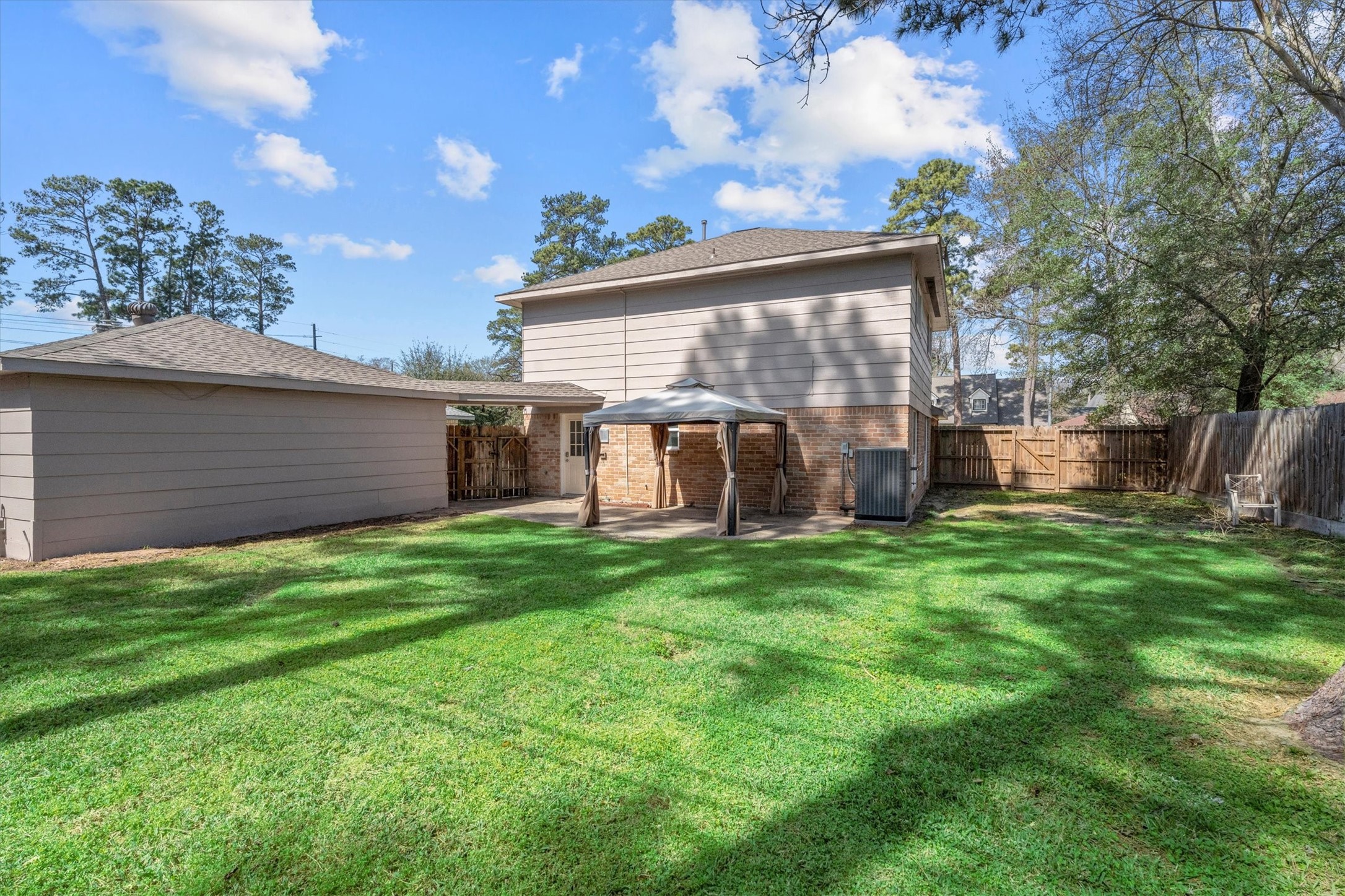 Lots of room to entertain in this big back yard!