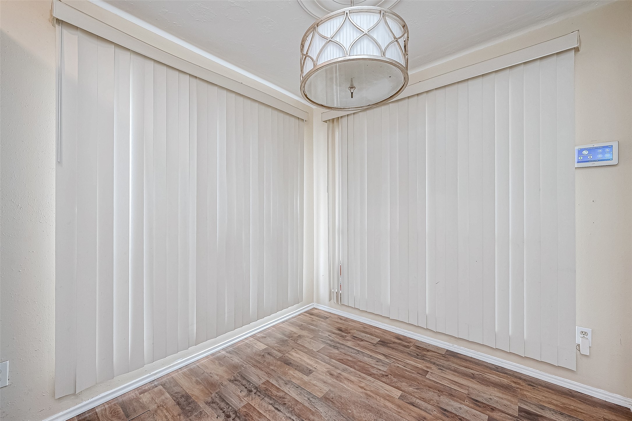 Adjacent to the kitchen, the dining area features large windows that brighten the space. Its open layout ensures an easy flow for entertaining or enjoying quiet meals.