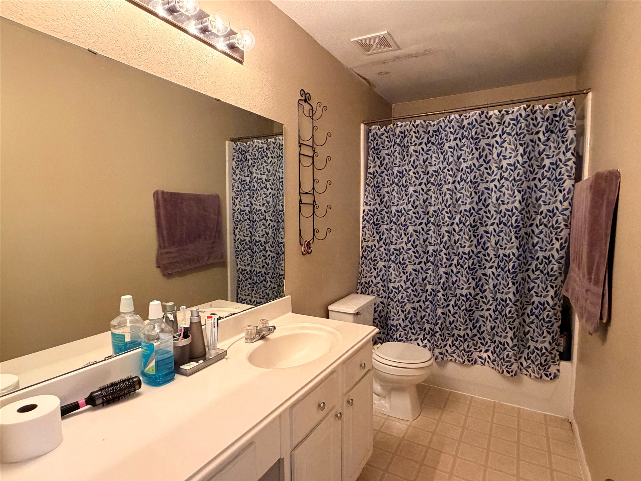 Secondary full bathroom with shower/tub combo