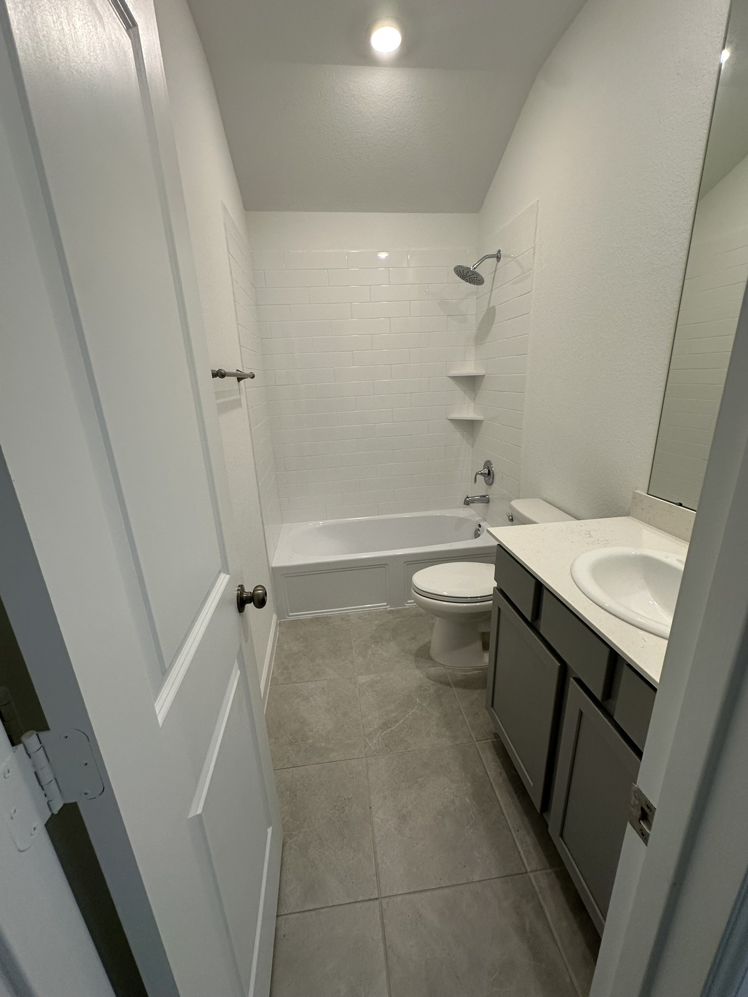 upstairs bathroom attaced to bedroom/hall