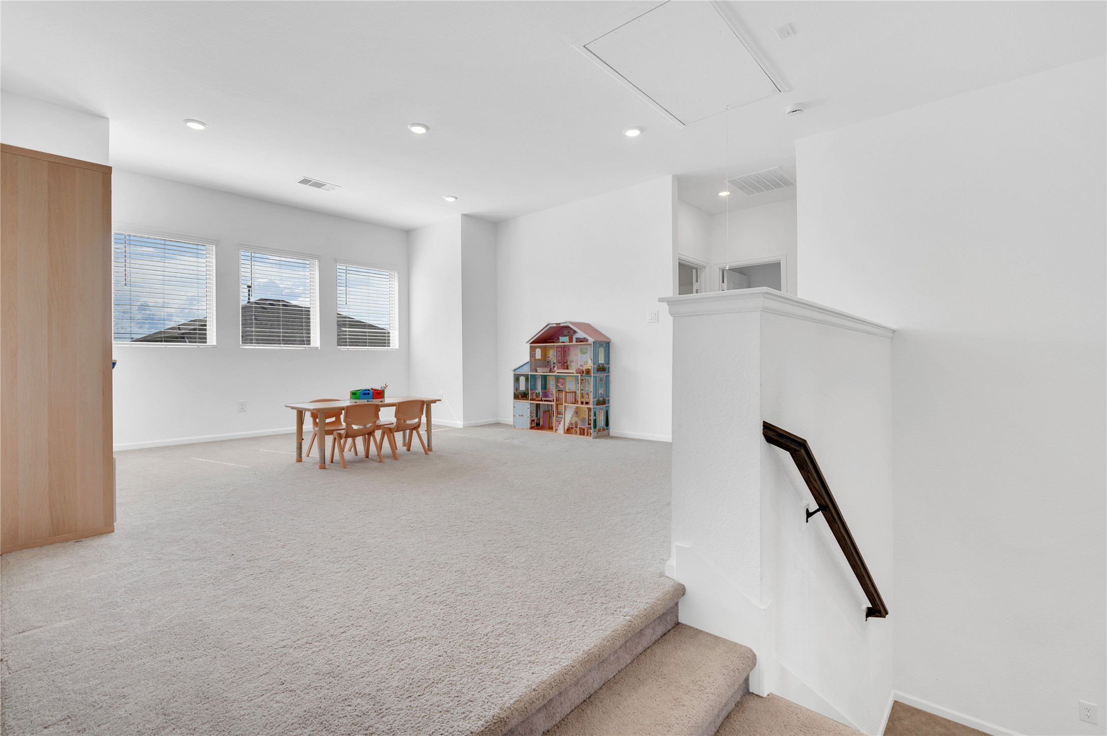 Huge upstairs game room!