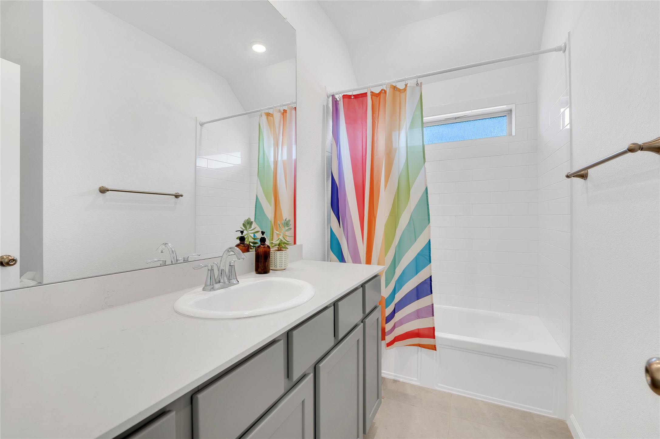 Upstairs bathroom with quartz counter tops!