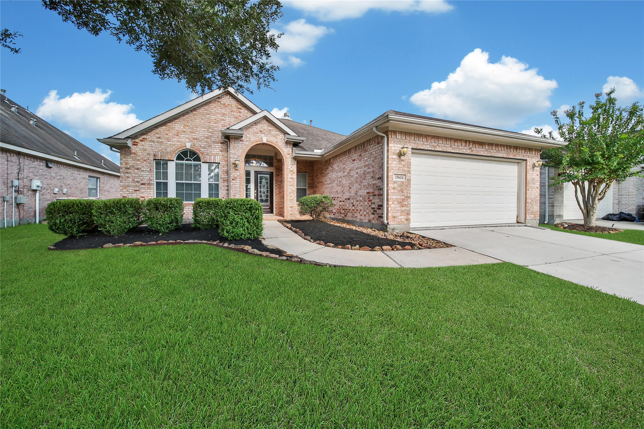 This single-story brick home featuring an arched entryway, a two-car garage, and well-manicured landscaping. The property is situated in a in The Park at Oakhurst and has quick access to HEB, restaurants, shopping and quick freeway access to I59 for commuters.