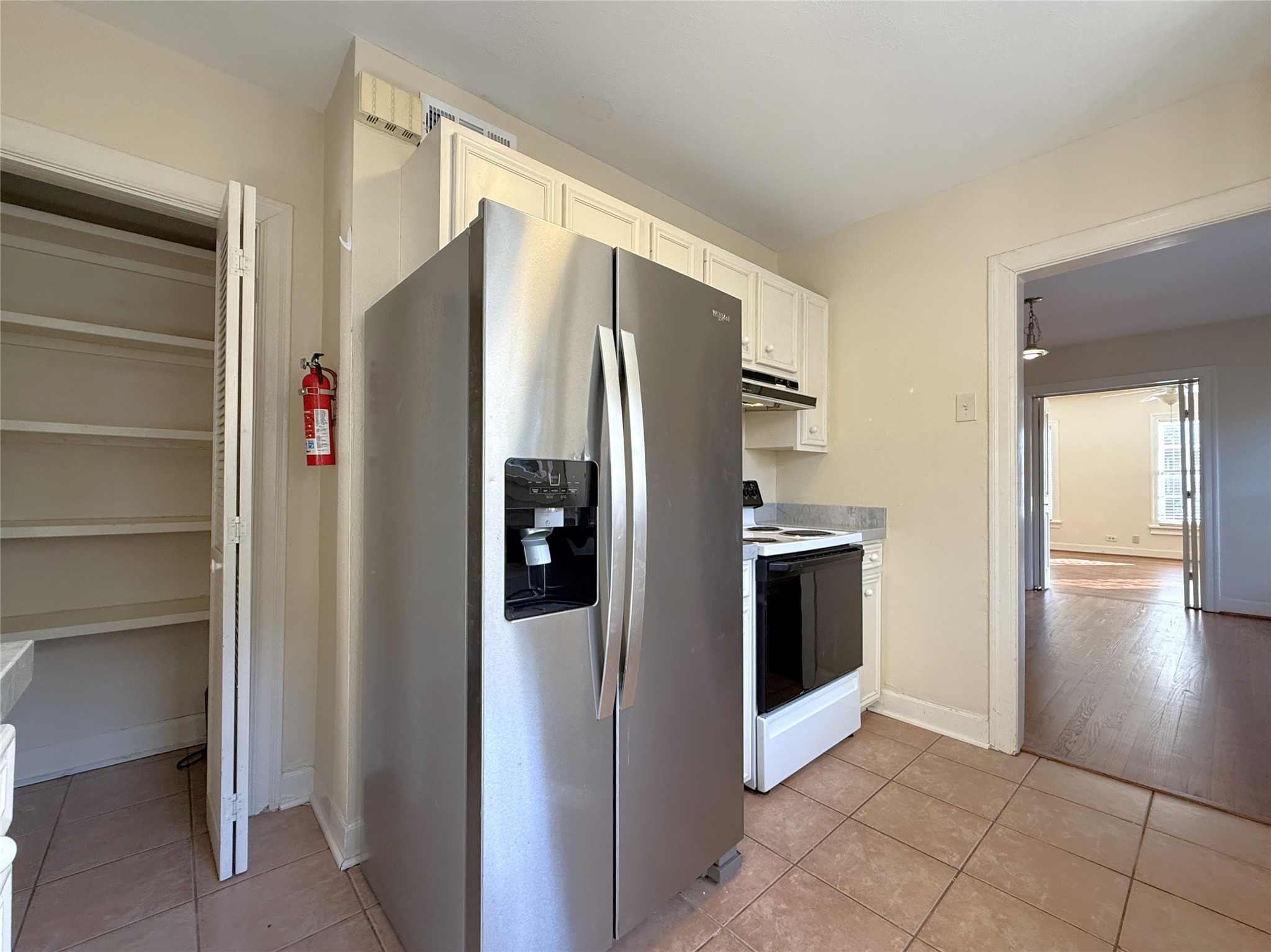 Nicely sized pantry & side by side refrigerator with in-door ice/water.