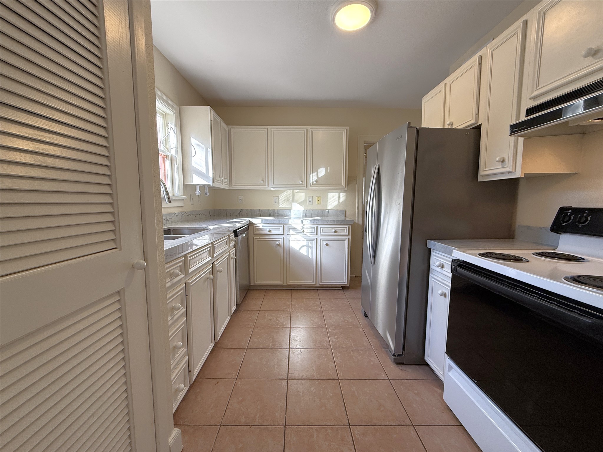 The kitchen is nicely sized.