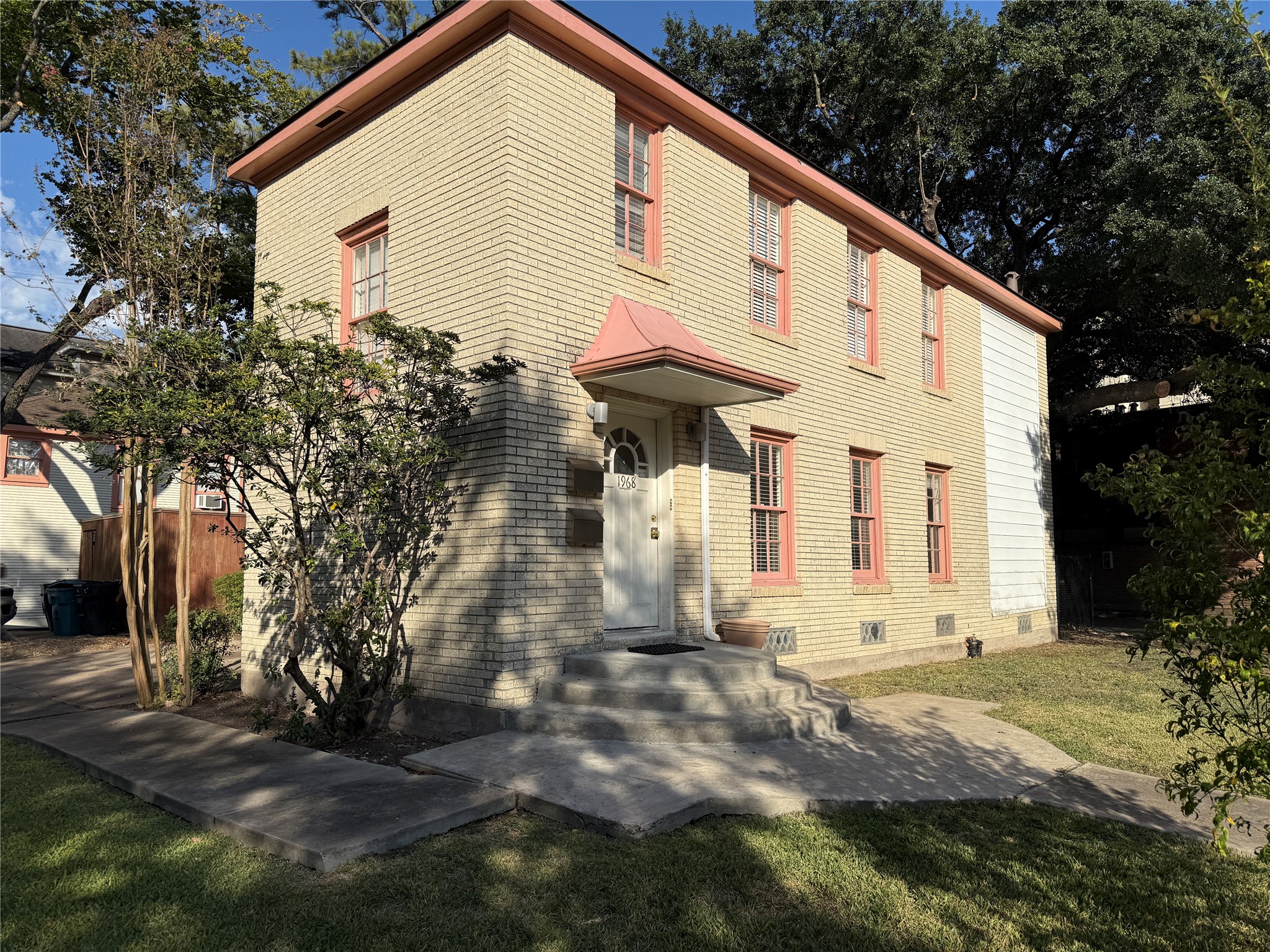 With off street parking,This vintage duplex is located in a beautiful neighborhood between Rice University and the Medical Center. With off street parking,This vintage duplex is located in a beautiful neighborhood between Rice University and the Medical Center.