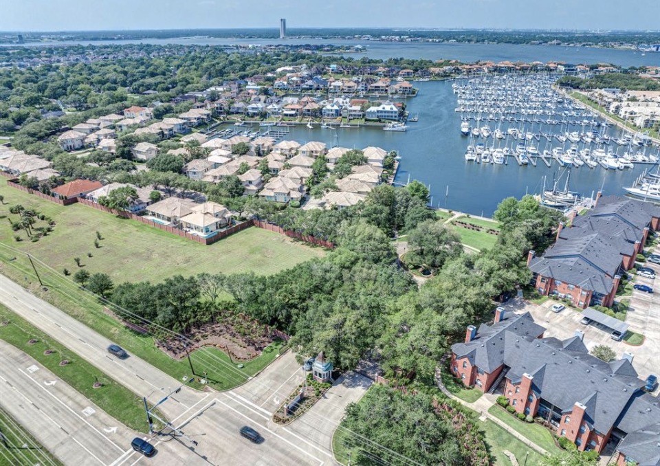 Waterford Harbor offers 643 luxury floating docks with extra wide finger piers on both sides of slips accommodating 35 to 70 feet