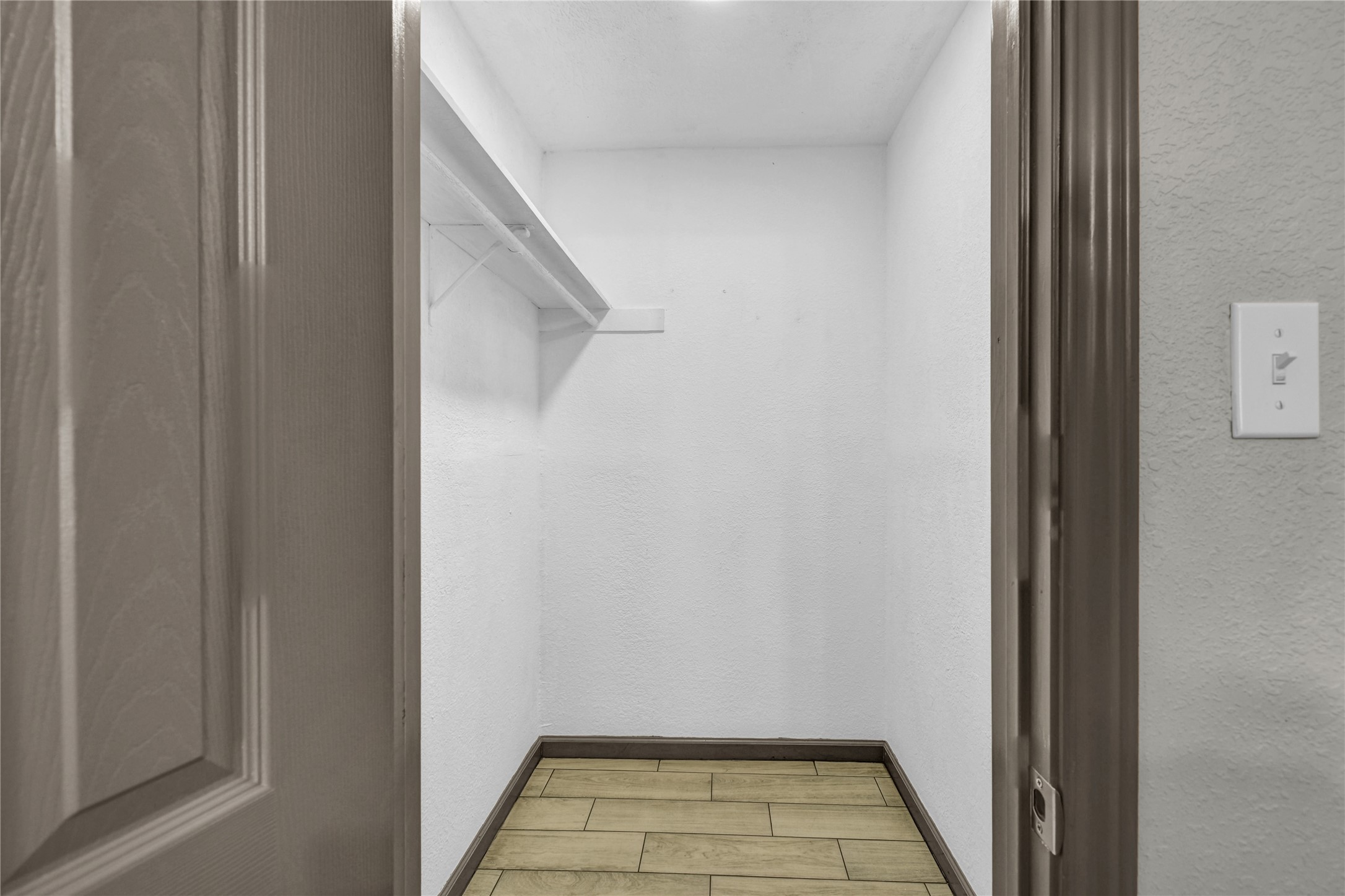 108 Crestview Drive, Hitchcock, TX 77563