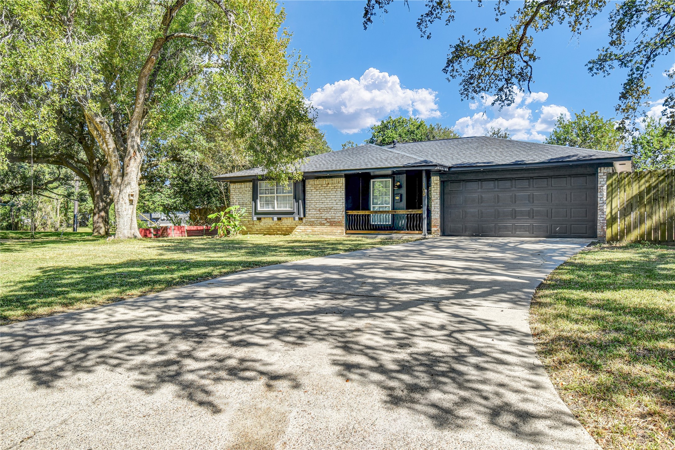 108 Crestview Drive, Hitchcock, TX 77563