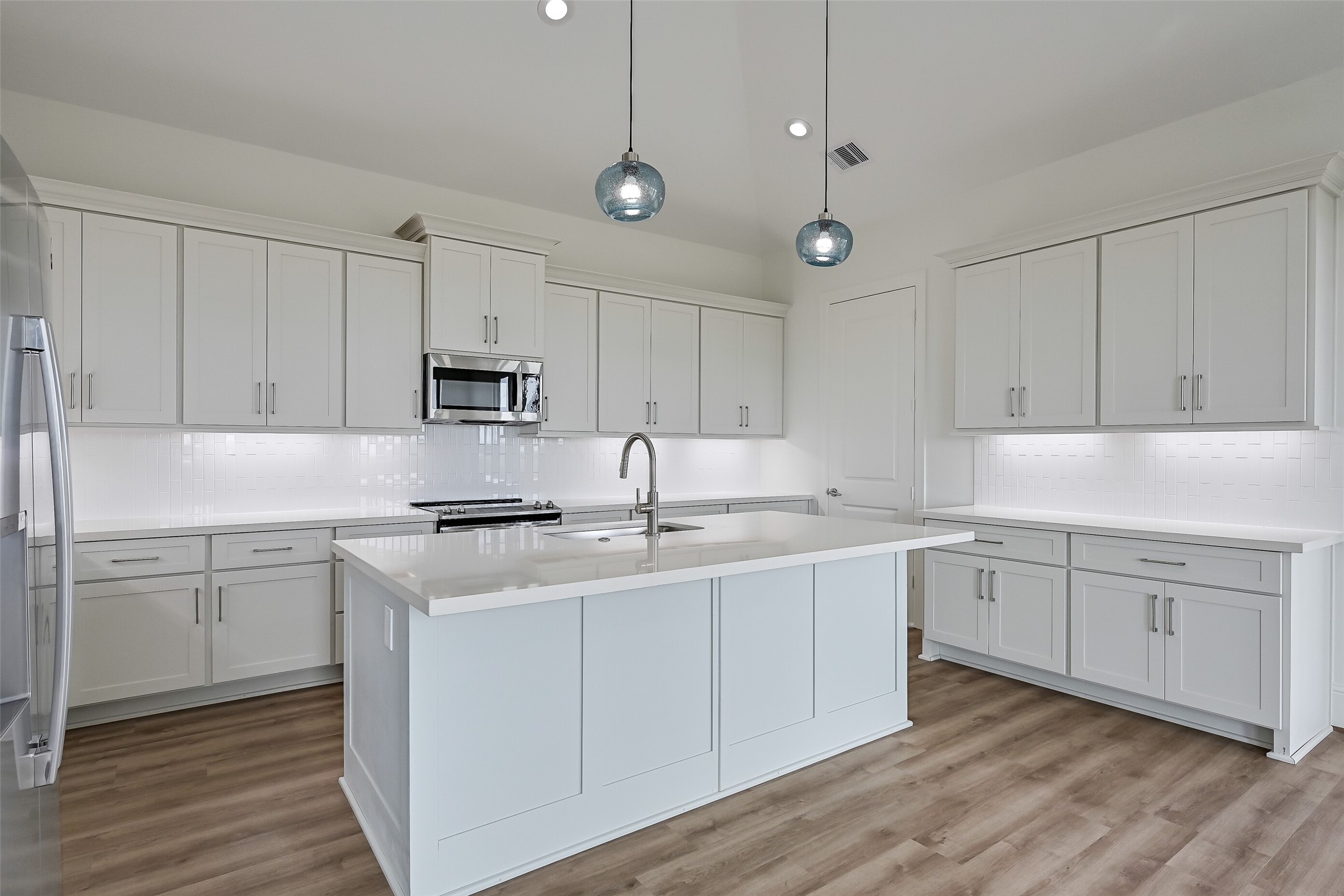 The island offers a breakfast bar seating 4.