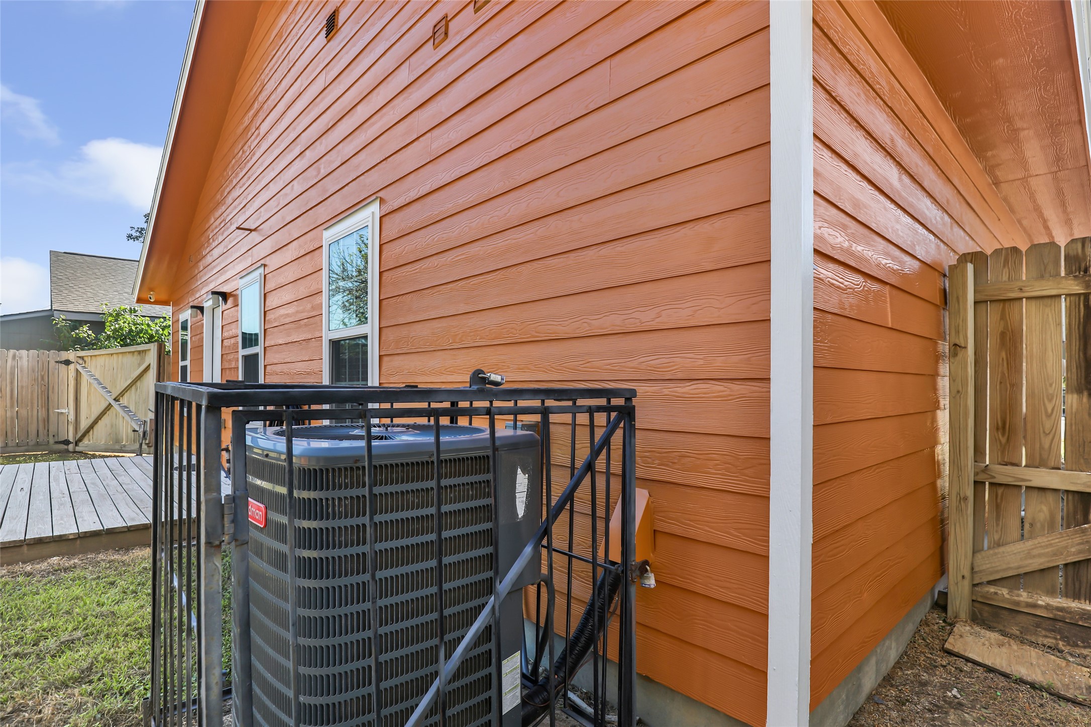 204 W James Street, Baytown, TX 77520