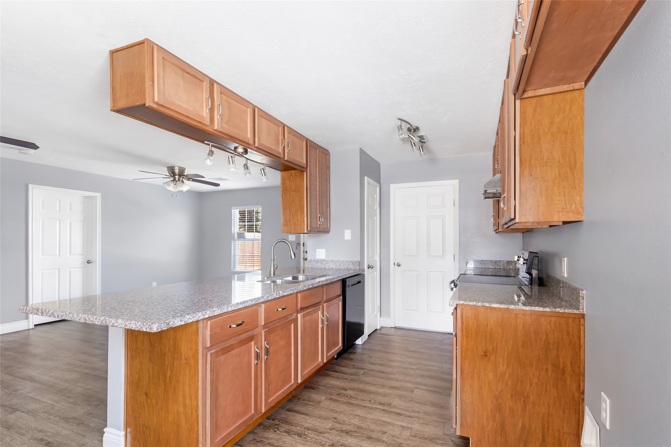204 W James Street, Baytown, TX 77520