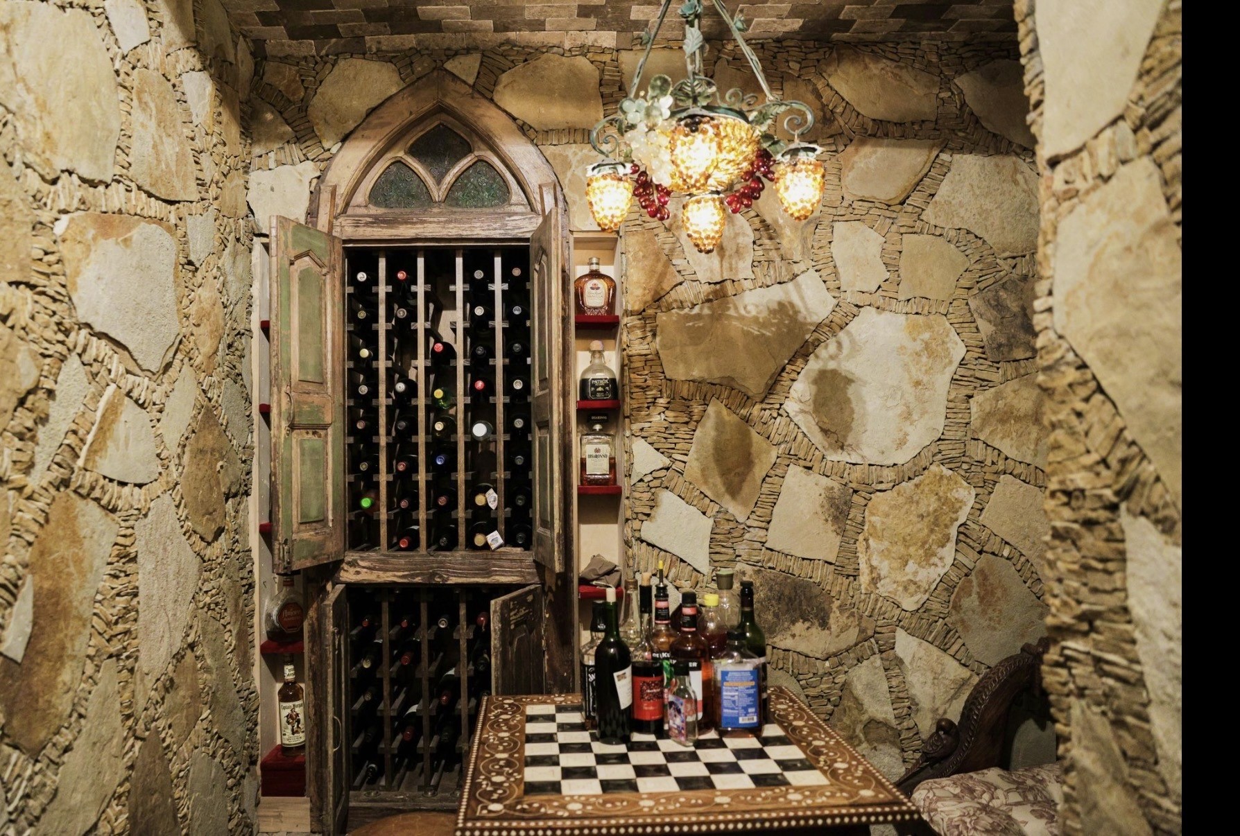 A wine lovers dream with Mediterranean flair!