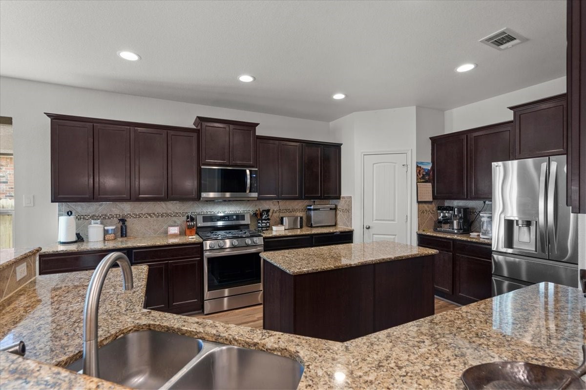 944 Francesca Court, League City, TX 77573