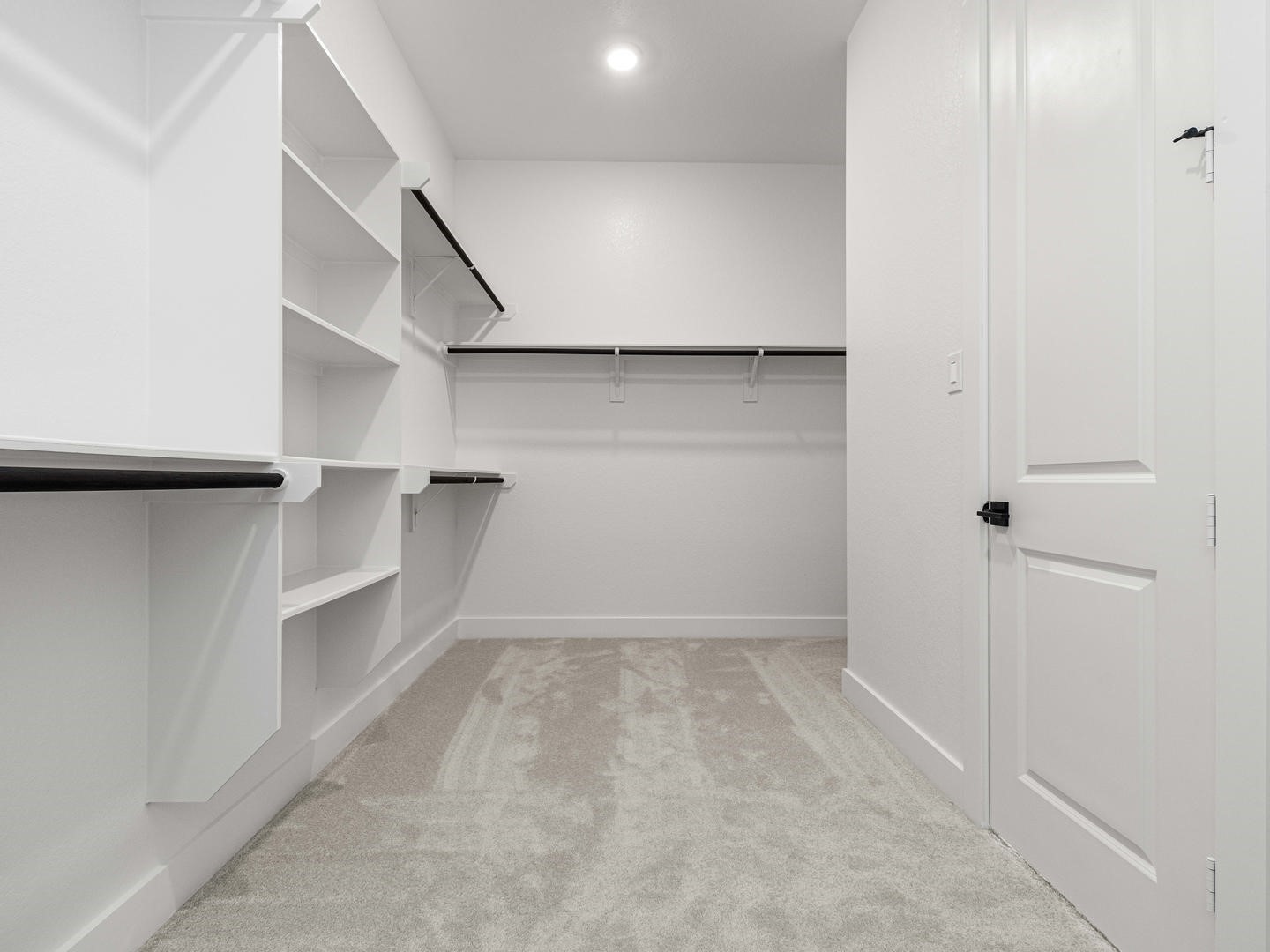 Woodhavyn_Fenton_Classic_13_Primary Closet_01
