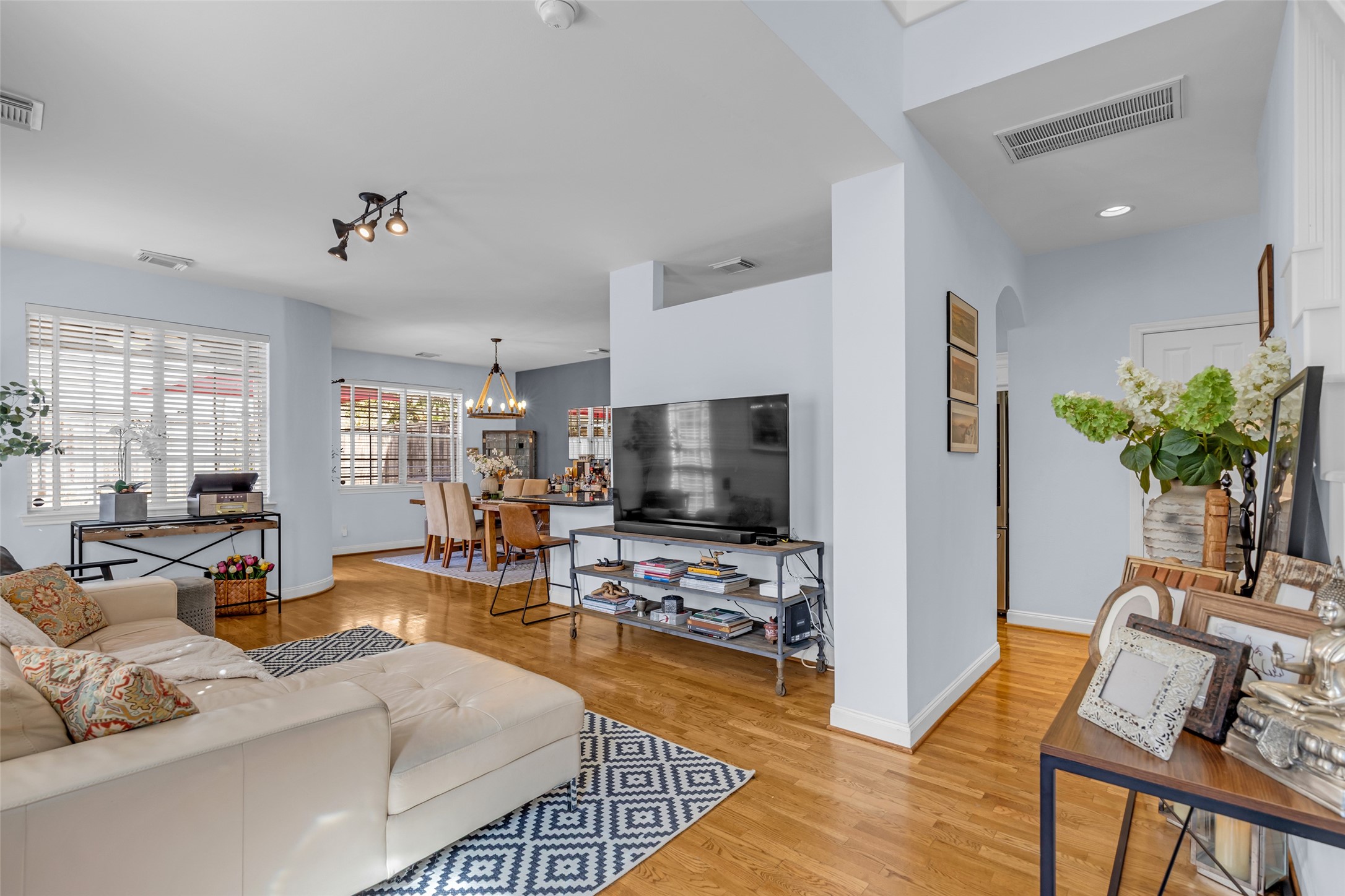 Open-concept floor plan, perfect for entertaining. Open-concept floor plan, perfect for entertaining.