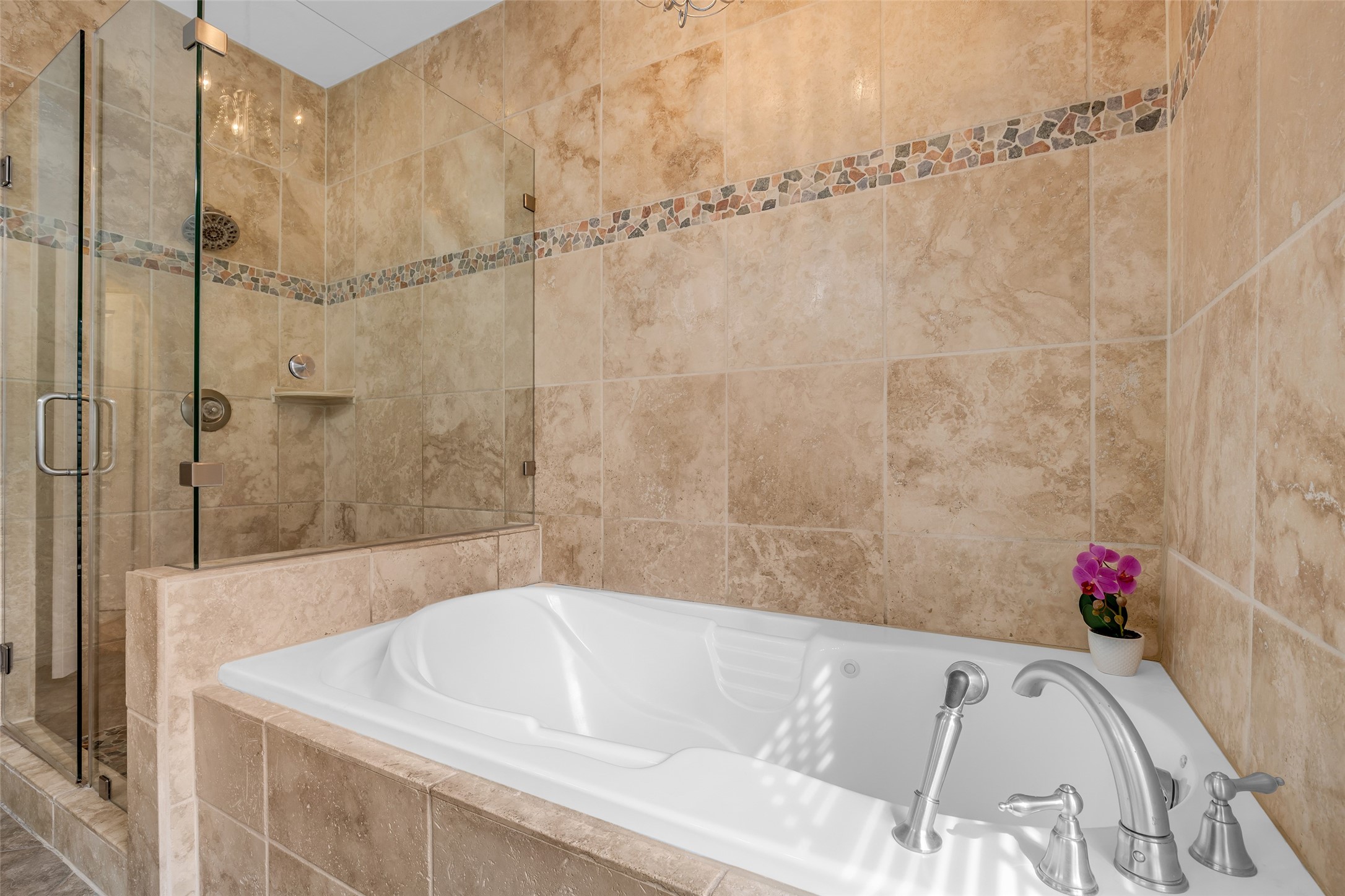 Another view of the pimary bathroom.