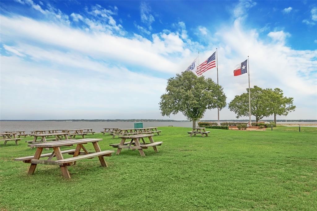 Breakwater Grill picnic area