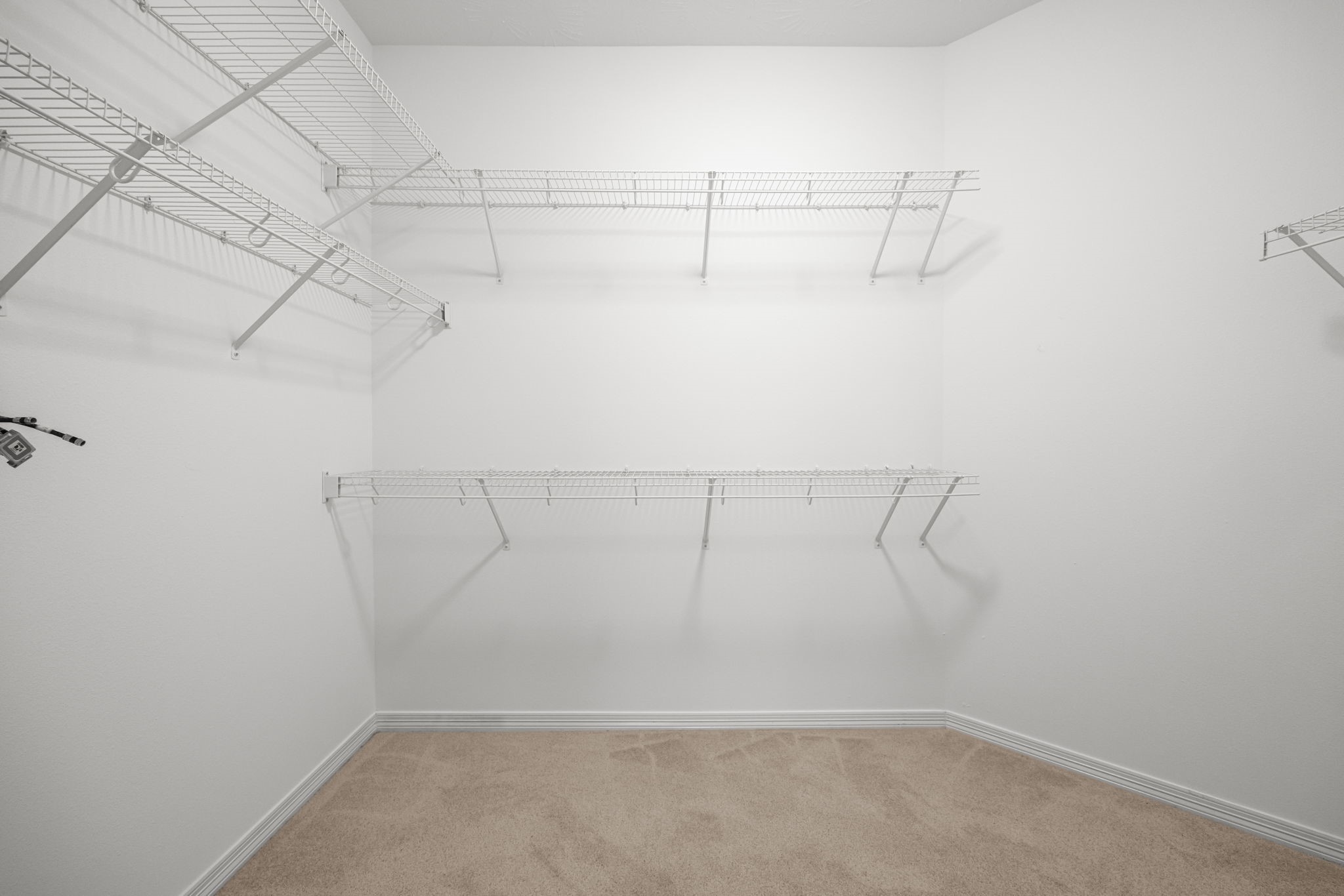 Multiple built-in racks make the full-entry closet easy to organize, with separate sections for arranging clothing and keeping daily essentials neatly sorted.