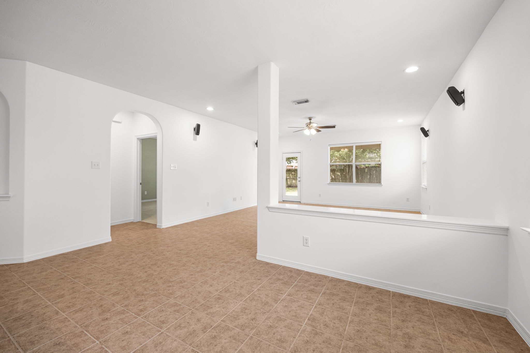 Positioned beside the kitchen, the breakfast area offers a bright, relaxed spot for morning coffee, weekday breakfasts, or an easy meal with a view of the surrounding interior.