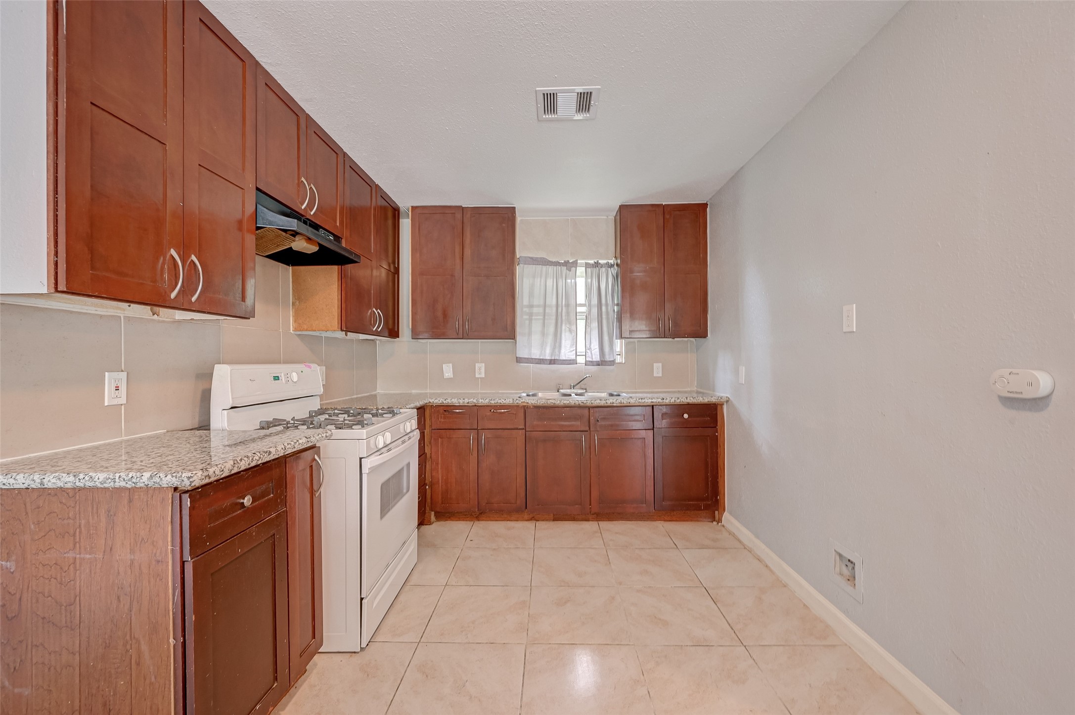 7658 Belbay Street, Houston, TX 77033 7658 Belbay Street, Houston, TX 77033