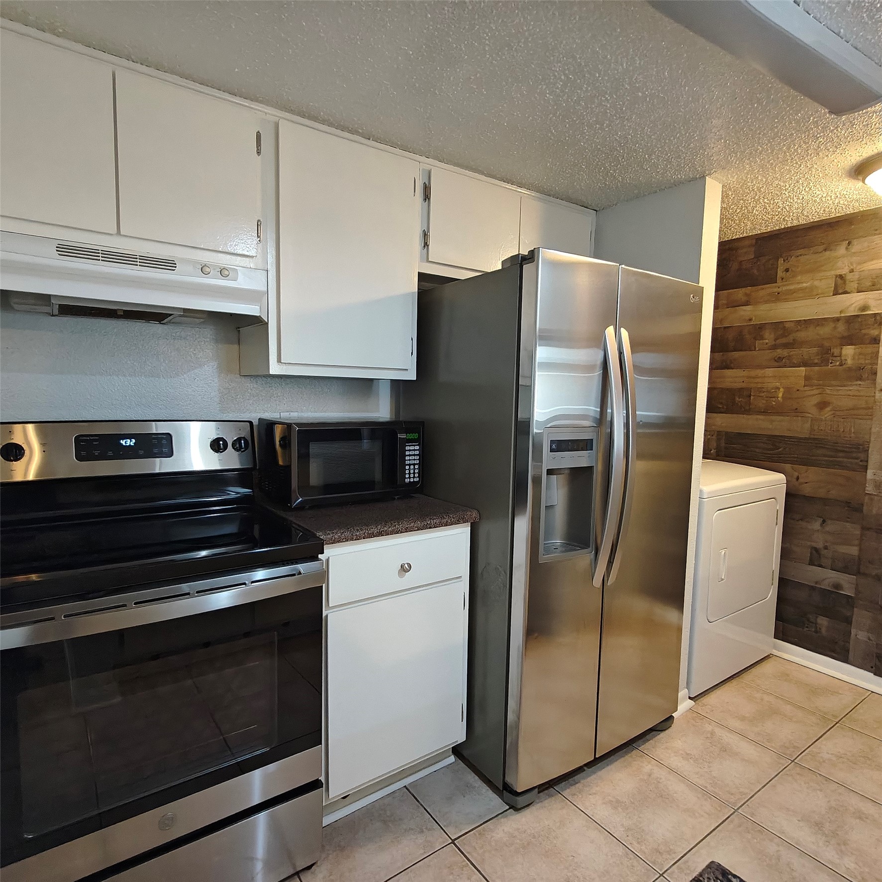 Kitchen is situatied right next to your Full Size Landry area