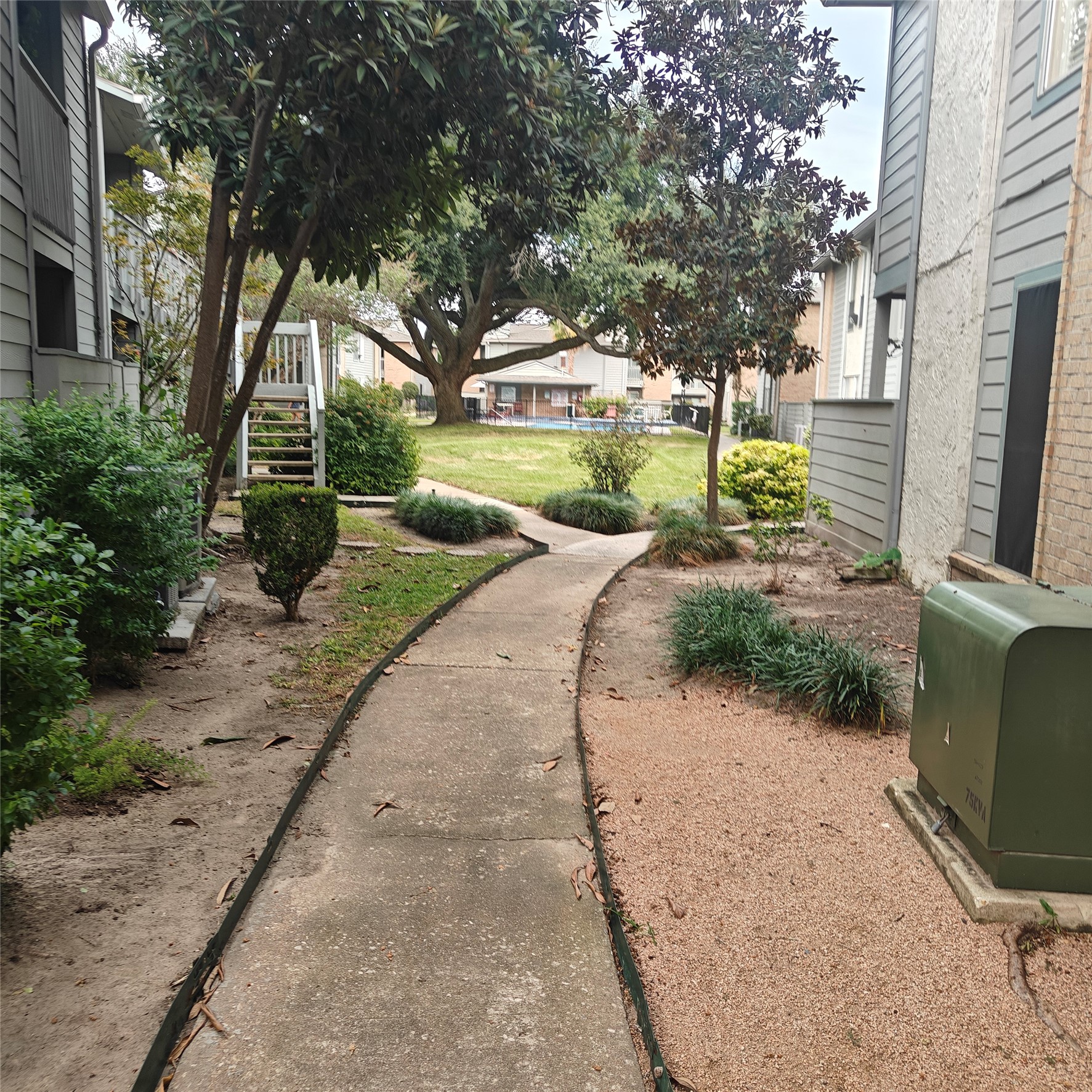 The walkway to the green area.