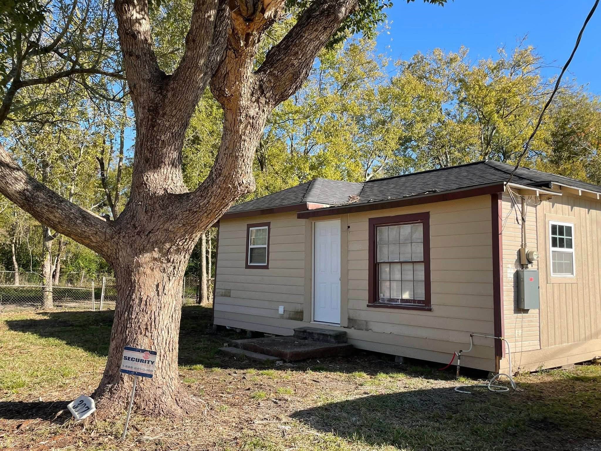 307 Prairie Street, Highlands, TX 77562