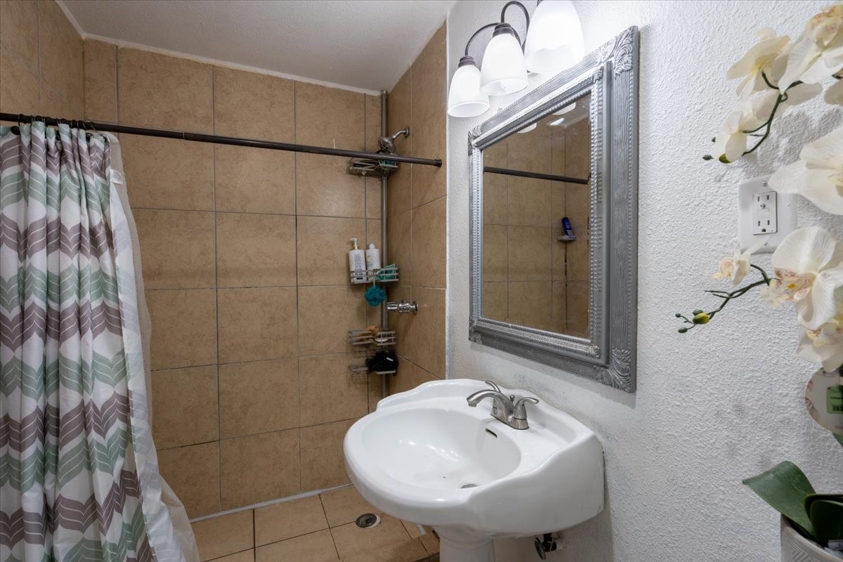 6817 Kassarine Pass, Houston, TX 77033