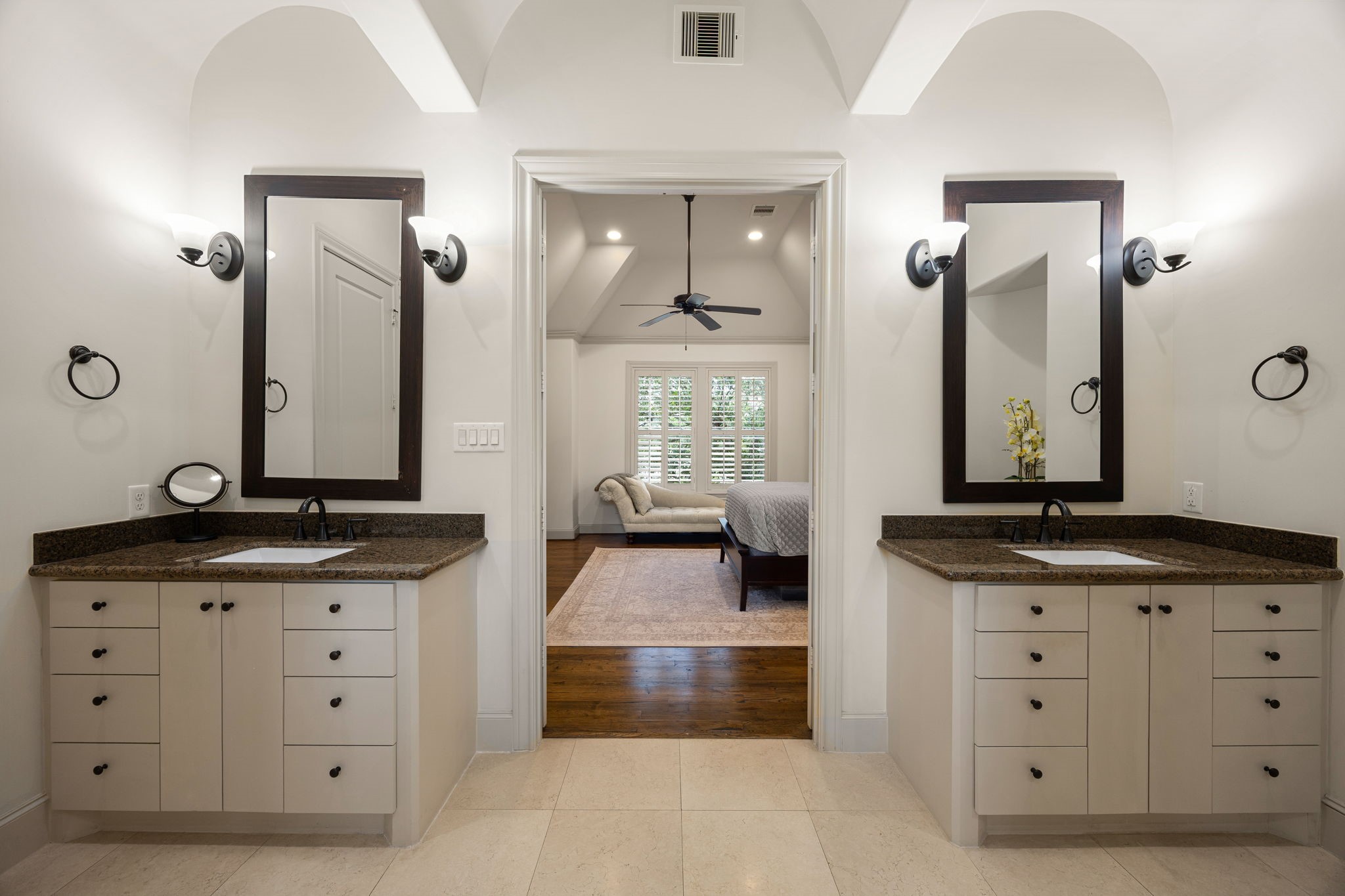 En suite primary bathroom