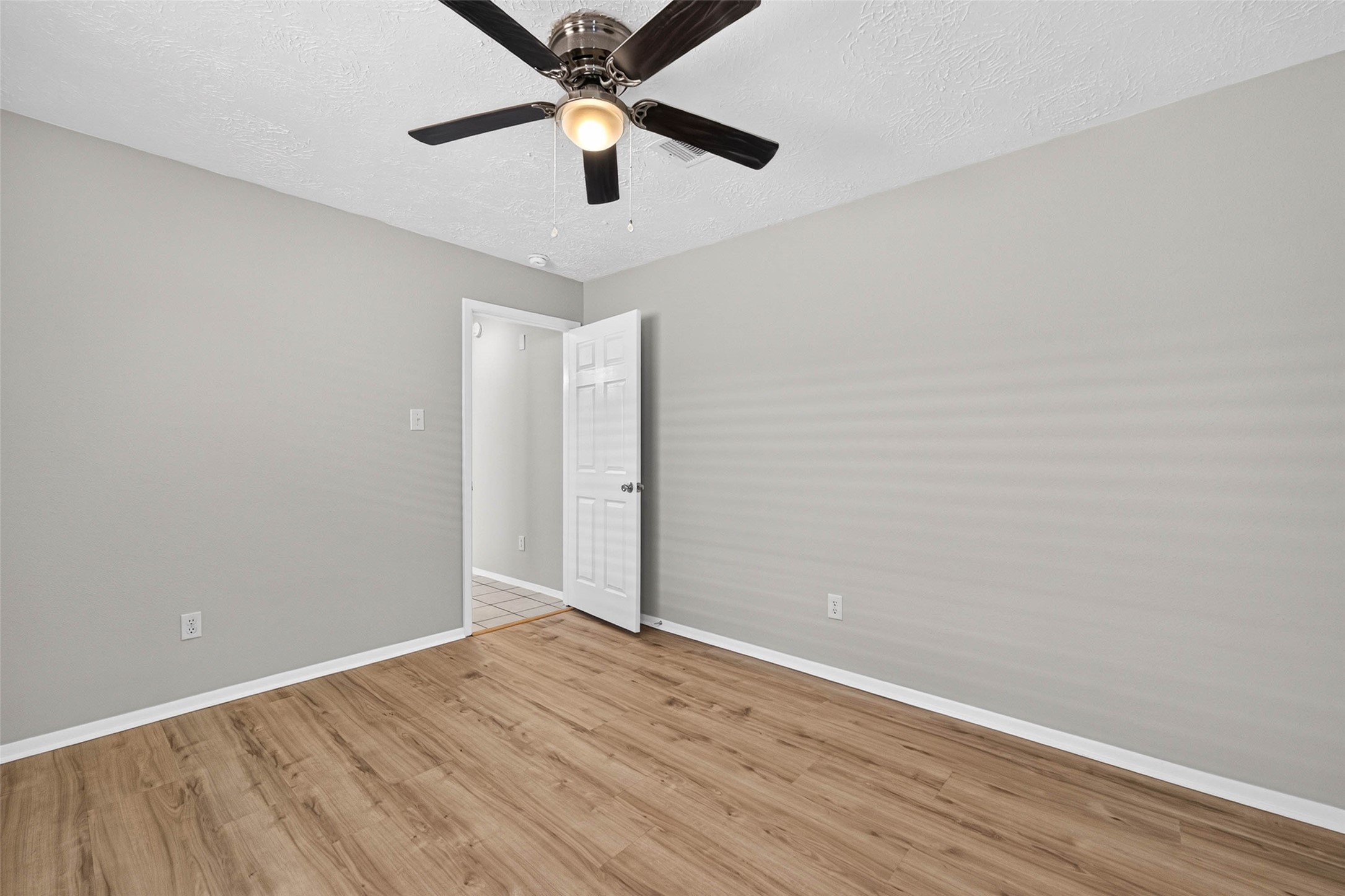 9809 Hummingbird Street, La Porte, TX 77571