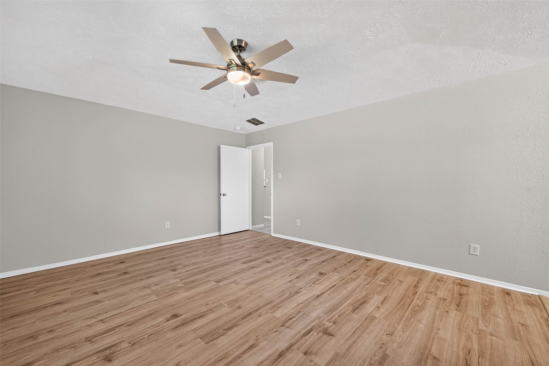 9809 Hummingbird Street, La Porte, TX 77571