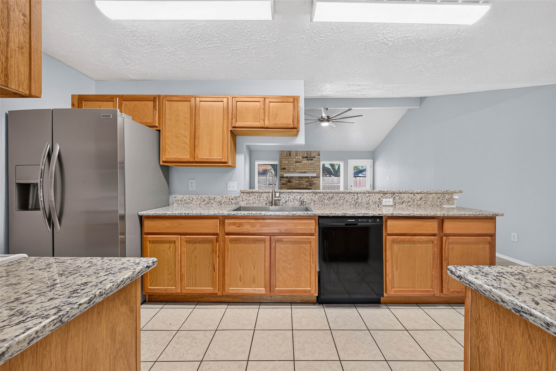 9809 Hummingbird Street, La Porte, TX 77571