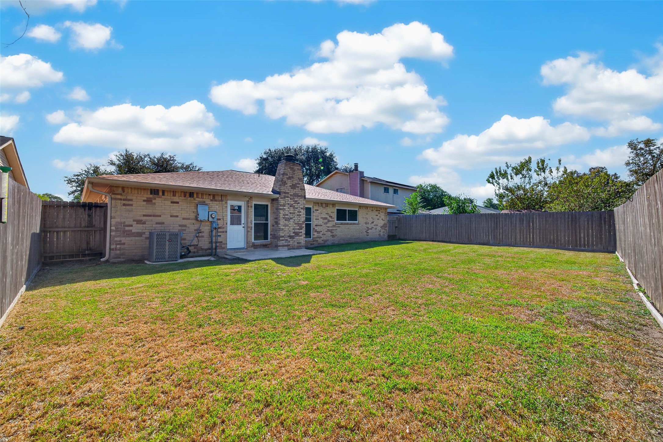 9809 Hummingbird Street, La Porte, TX 77571