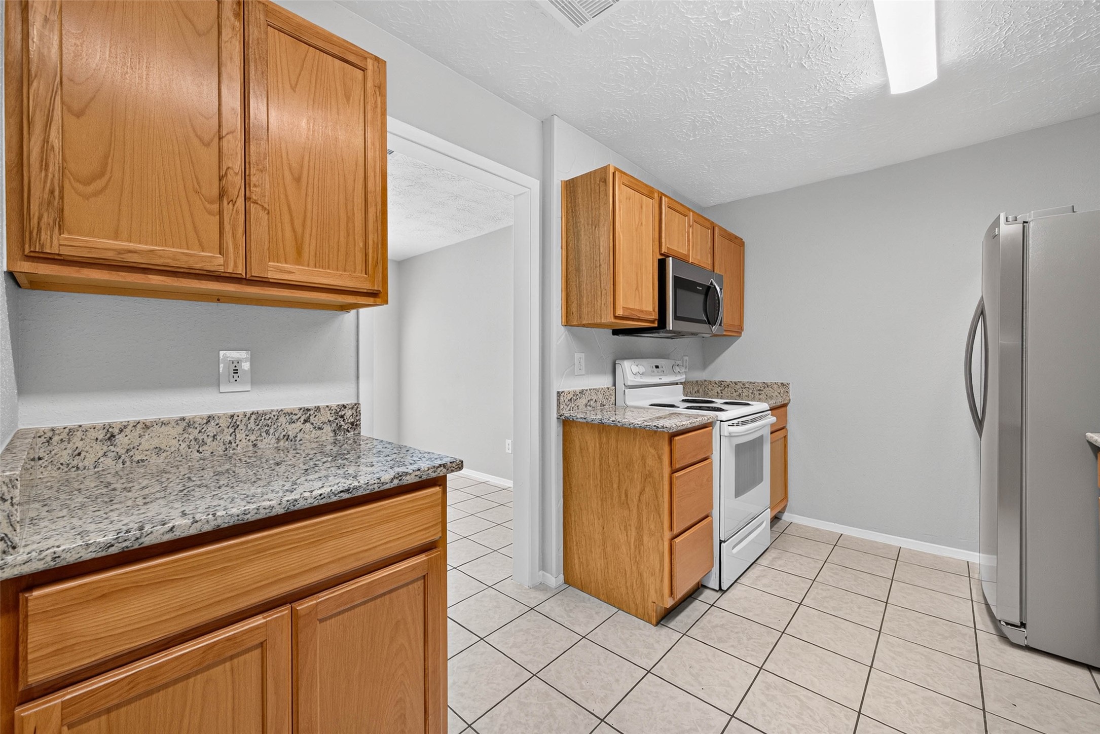 9809 Hummingbird Street, La Porte, TX 77571