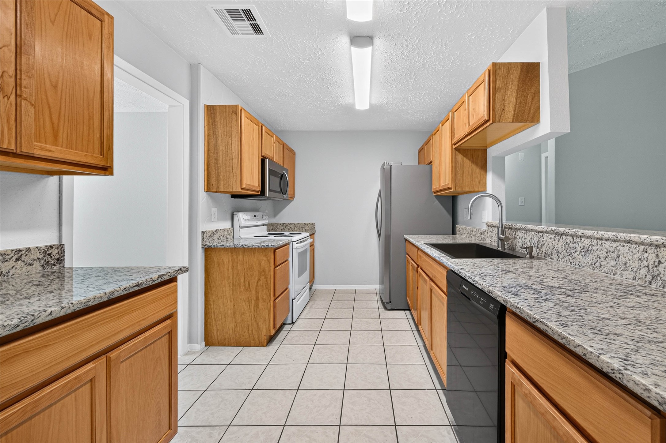 9809 Hummingbird Street, La Porte, TX 77571