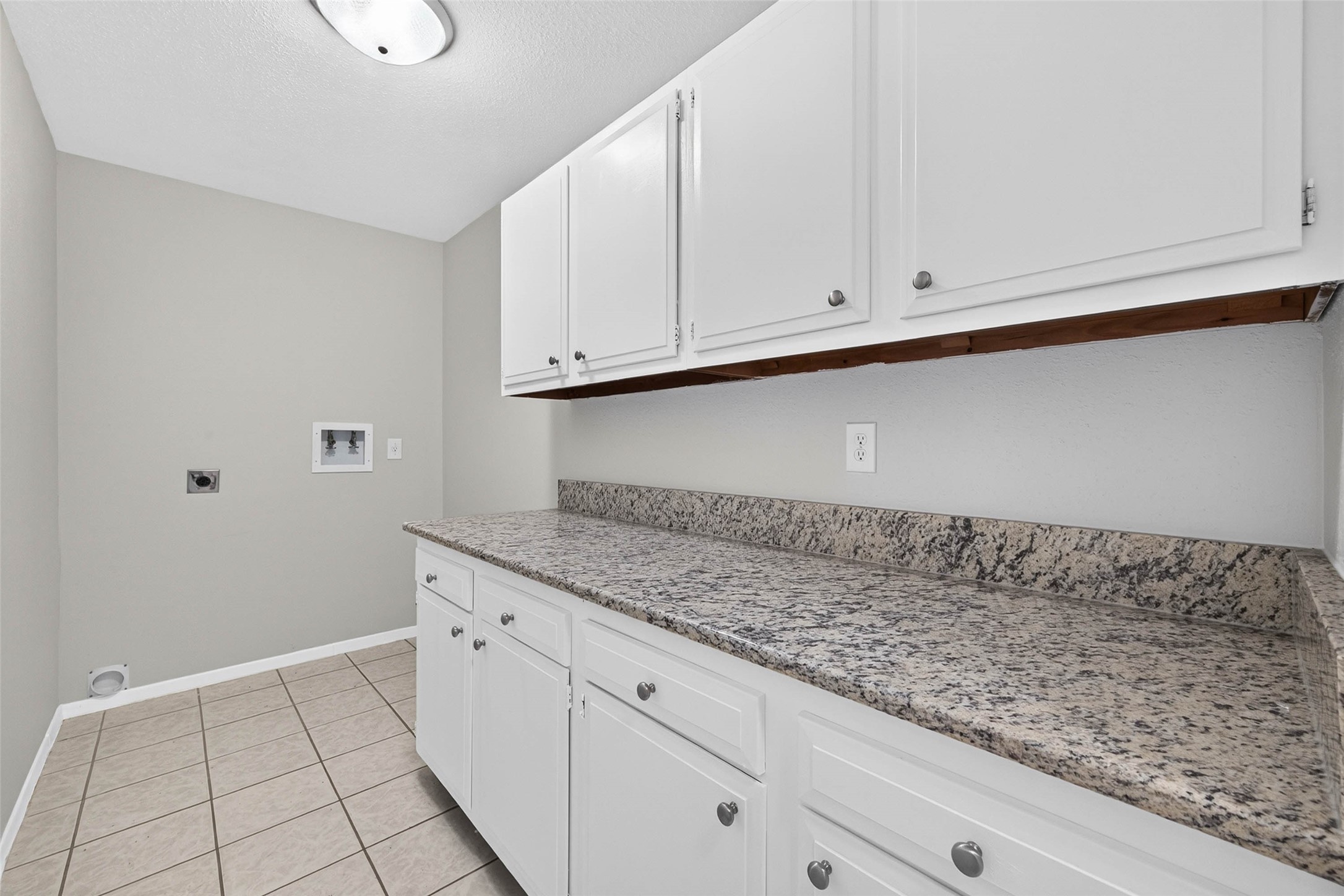 9809 Hummingbird Street, La Porte, TX 77571