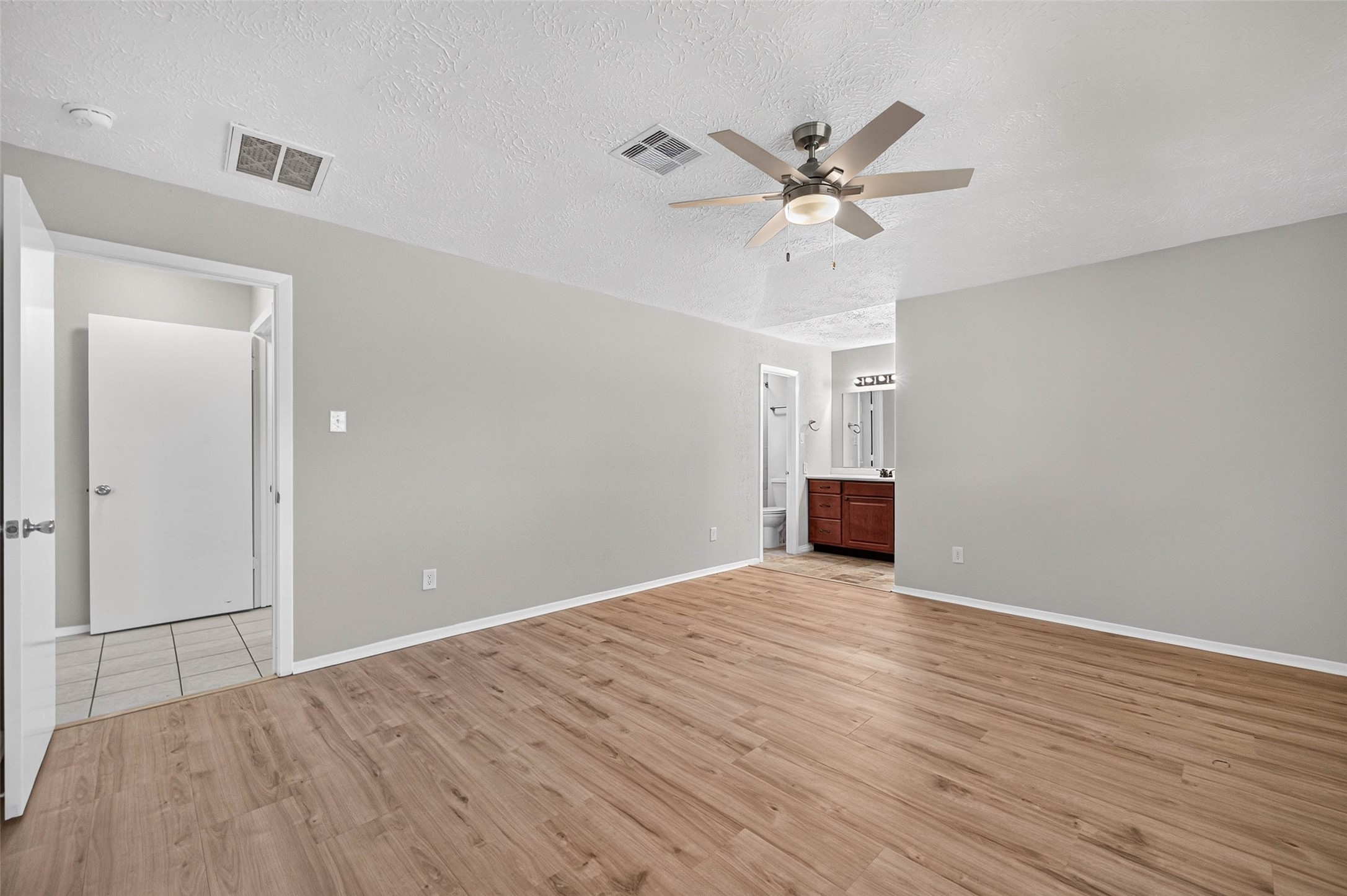 9809 Hummingbird Street, La Porte, TX 77571