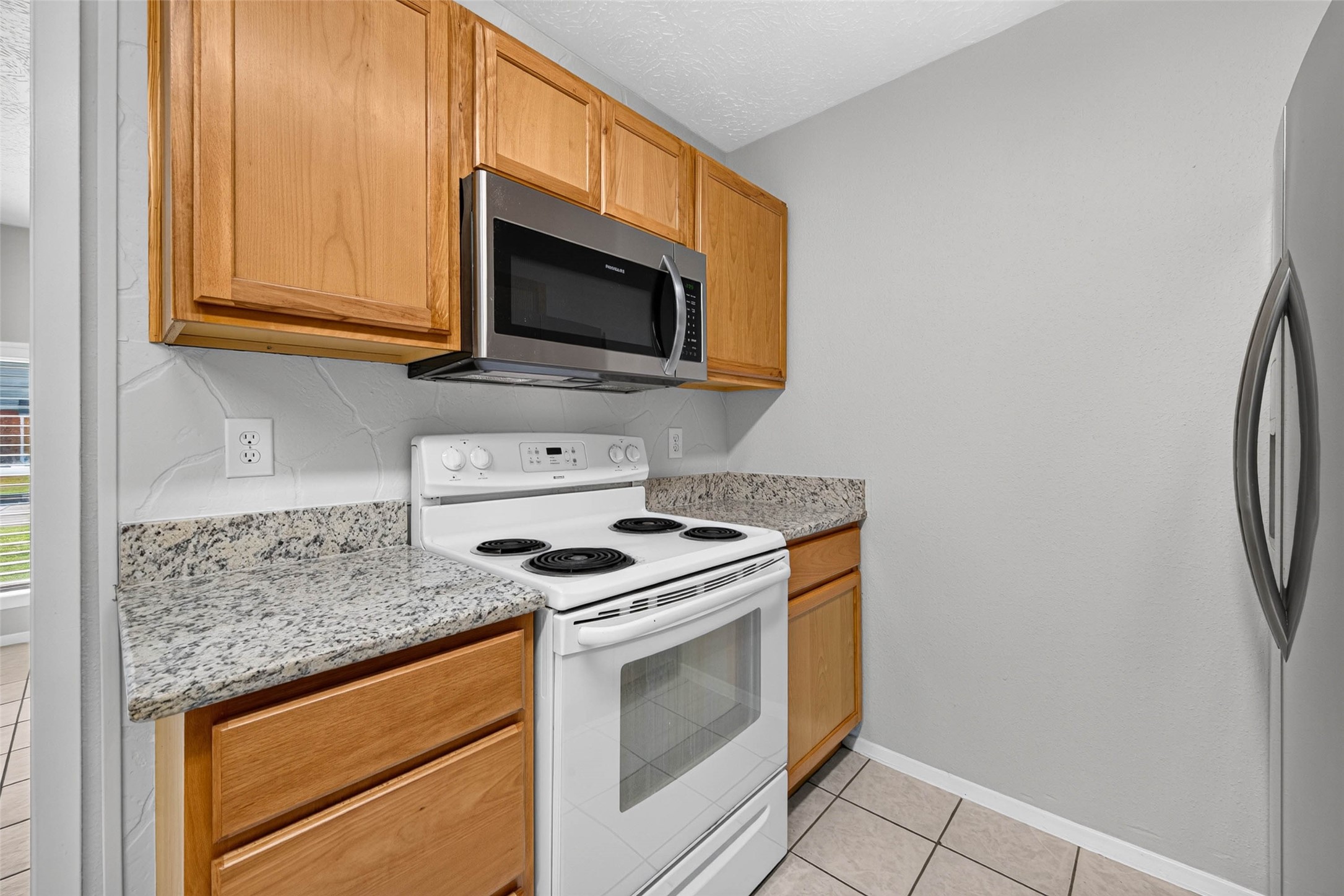 9809 Hummingbird Street, La Porte, TX 77571