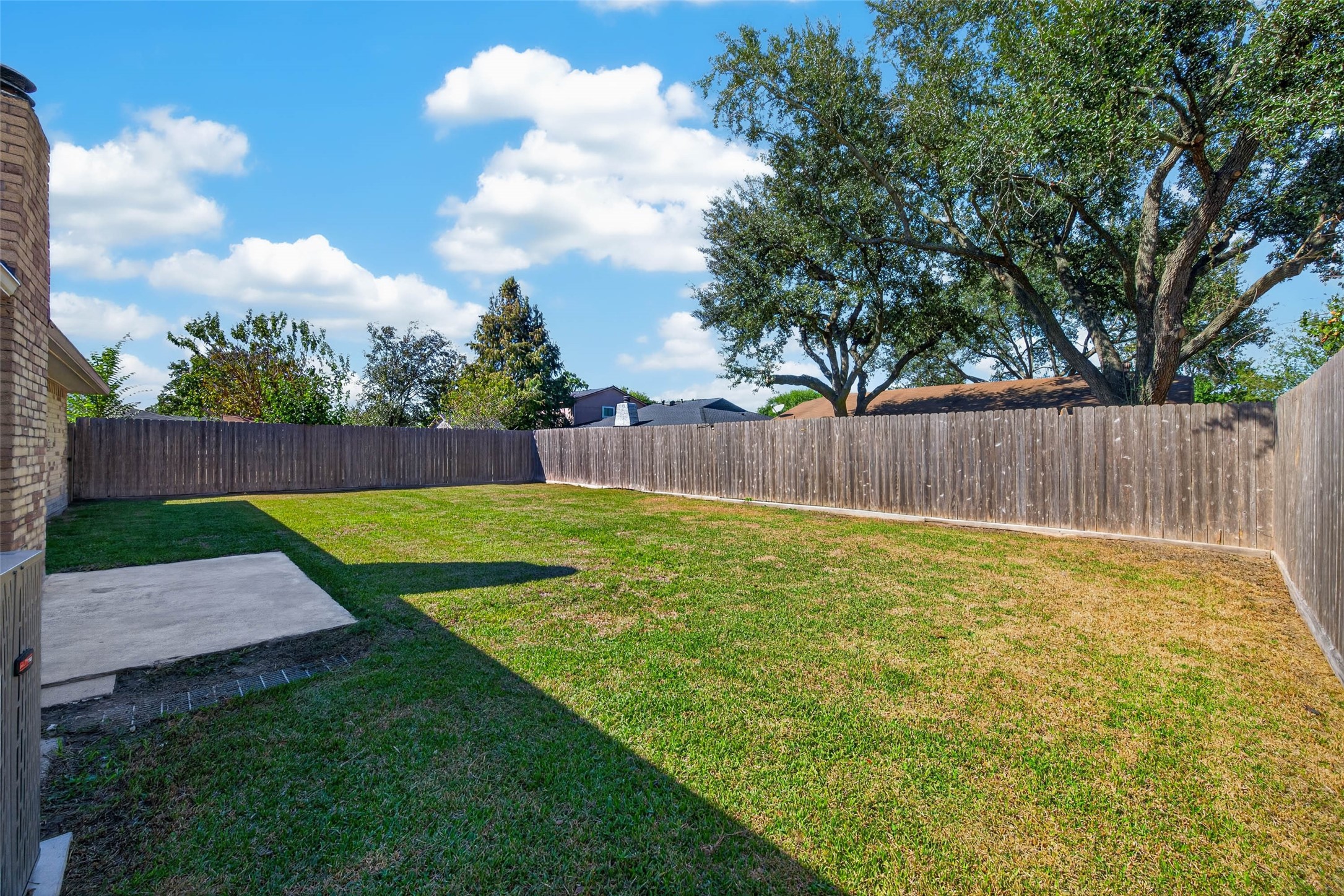 9809 Hummingbird Street, La Porte, TX 77571