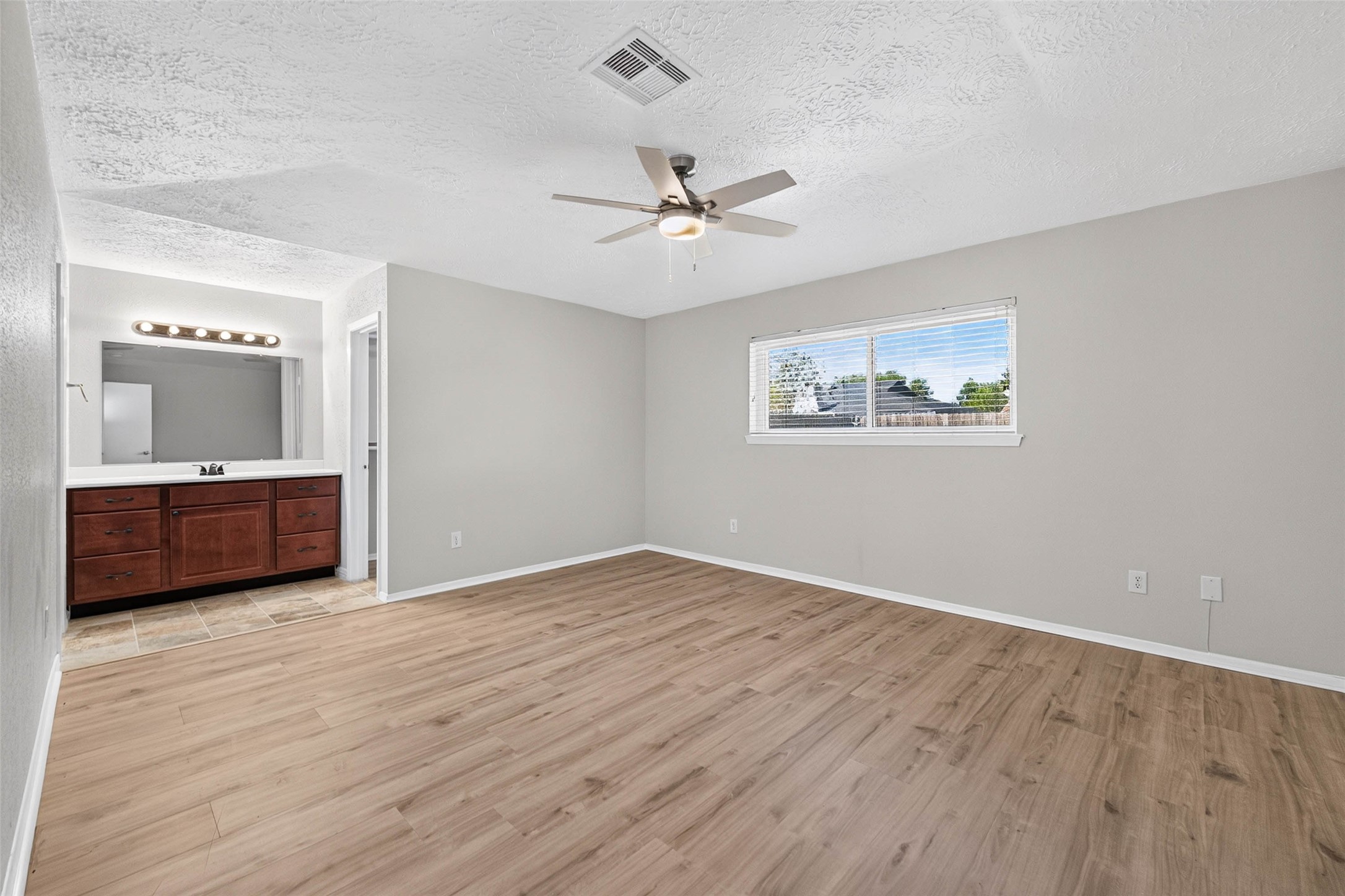 9809 Hummingbird Street, La Porte, TX 77571