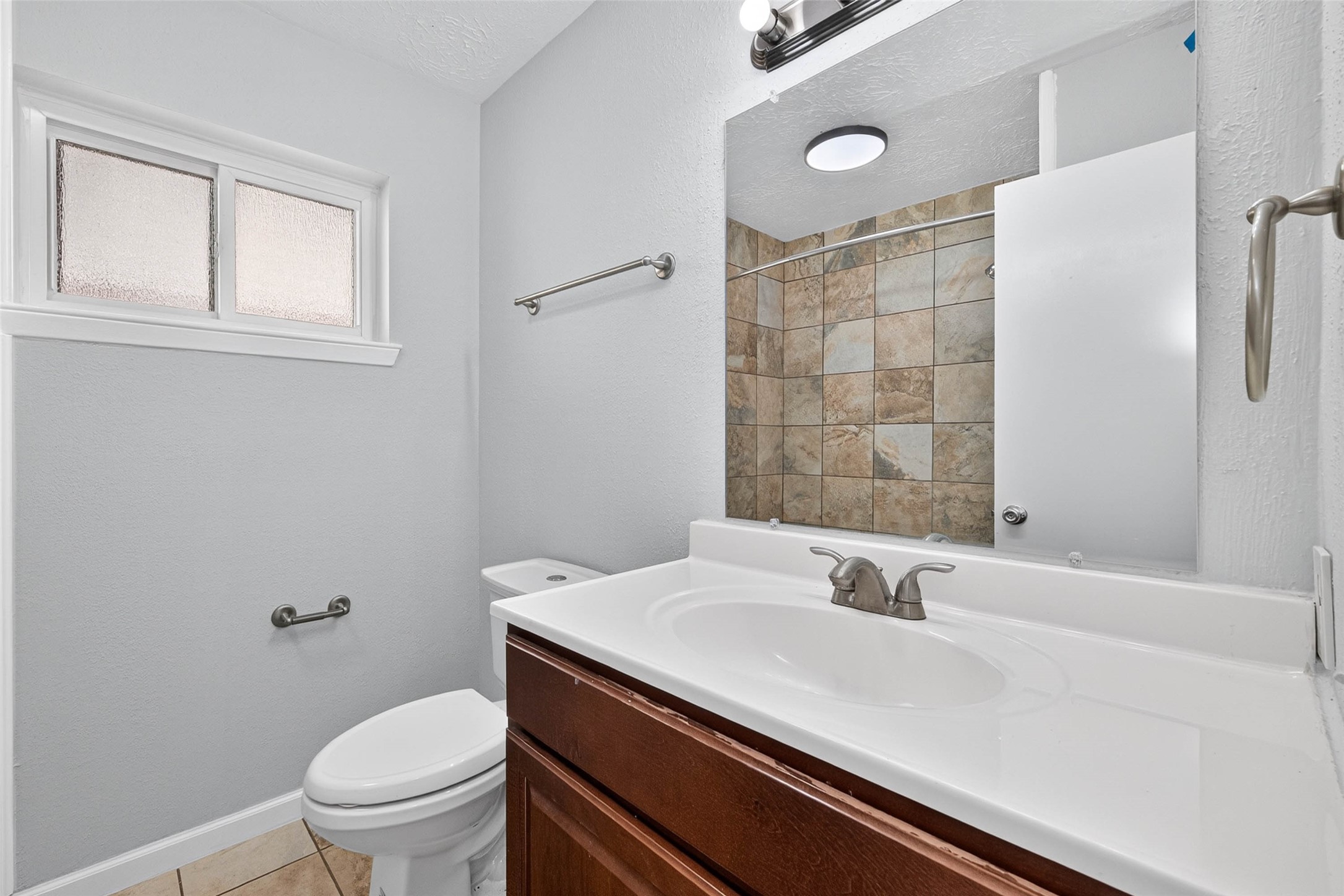 9809 Hummingbird Street, La Porte, TX 77571