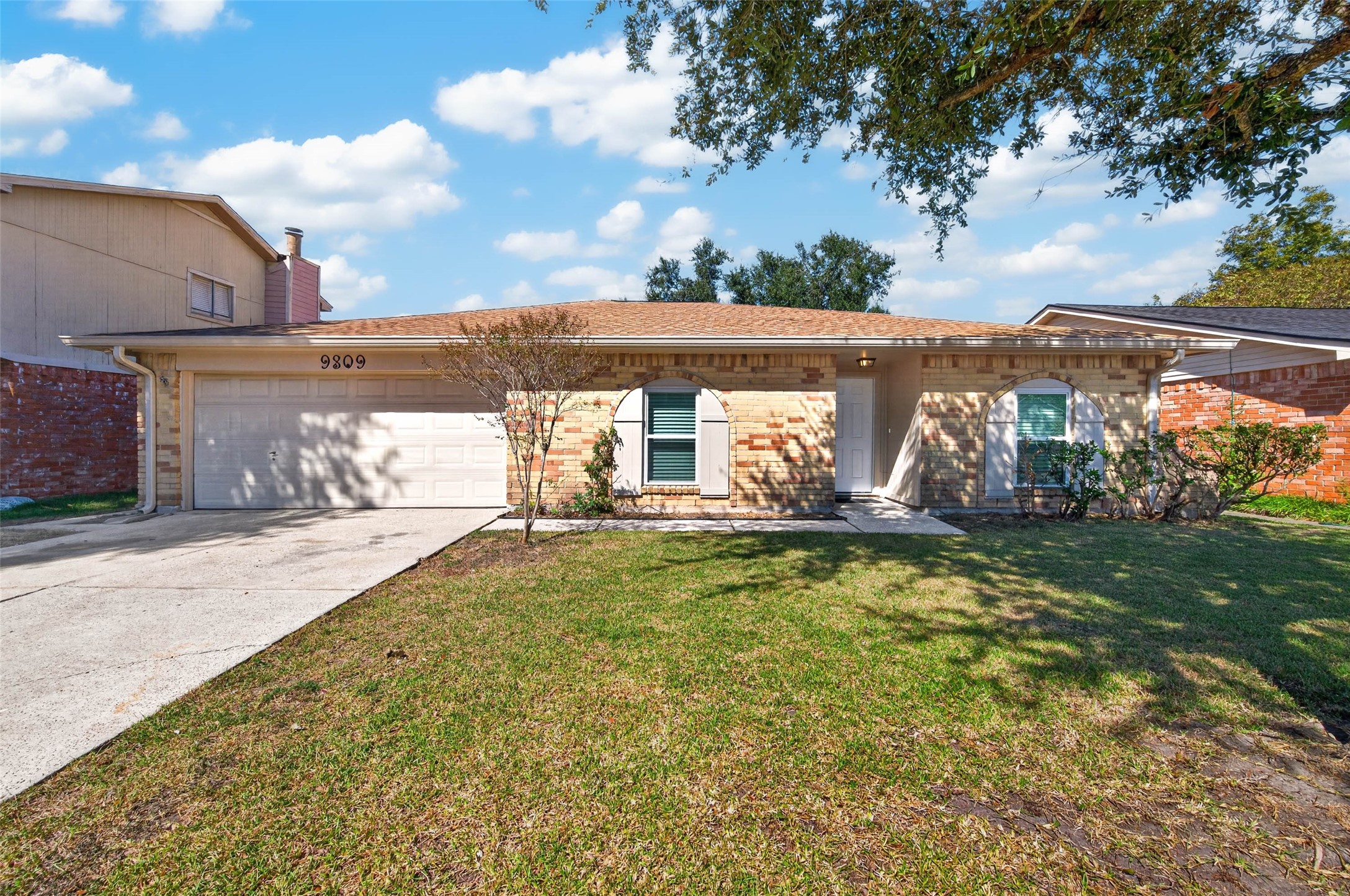 9809 Hummingbird Street, La Porte, TX 77571