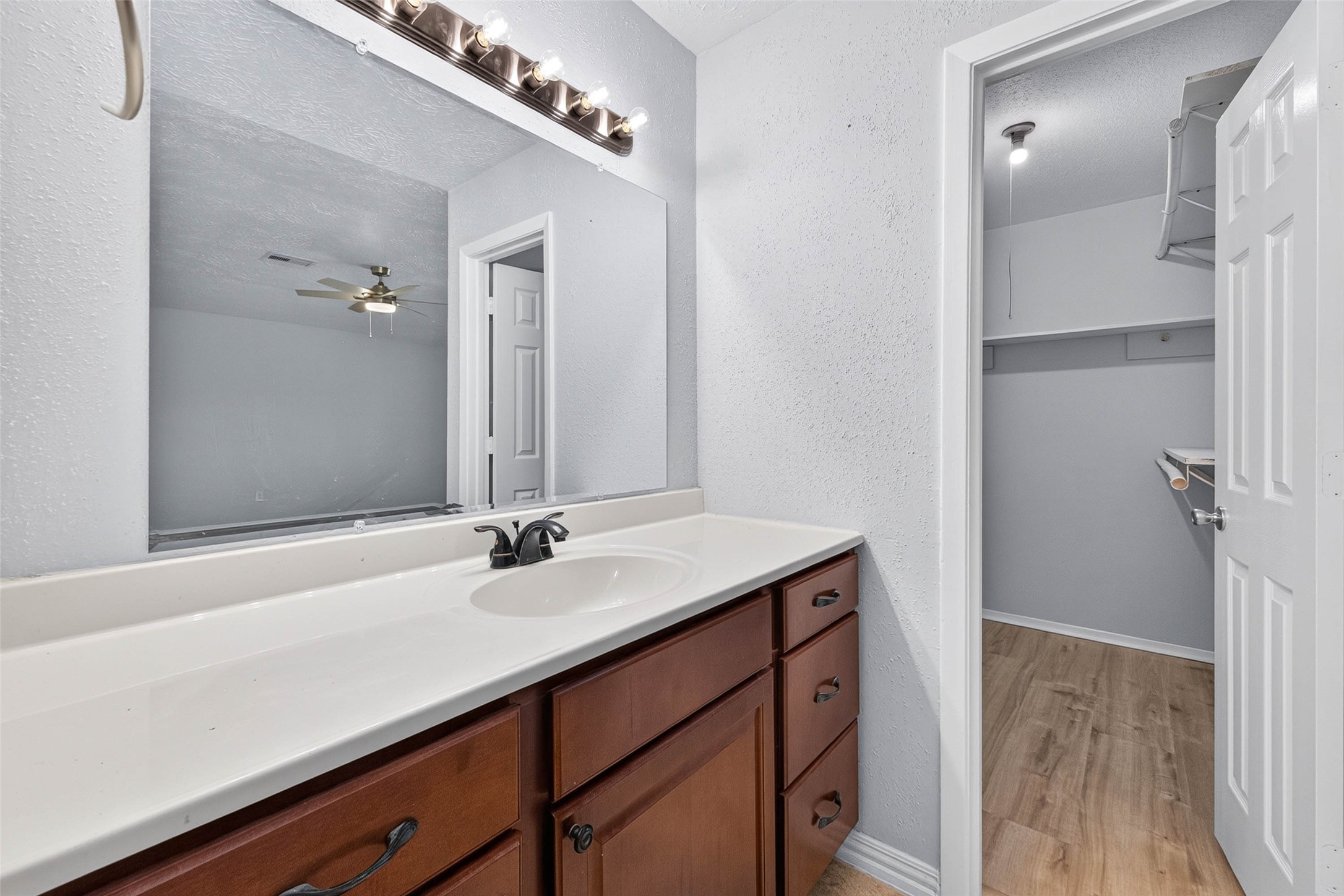 9809 Hummingbird Street, La Porte, TX 77571