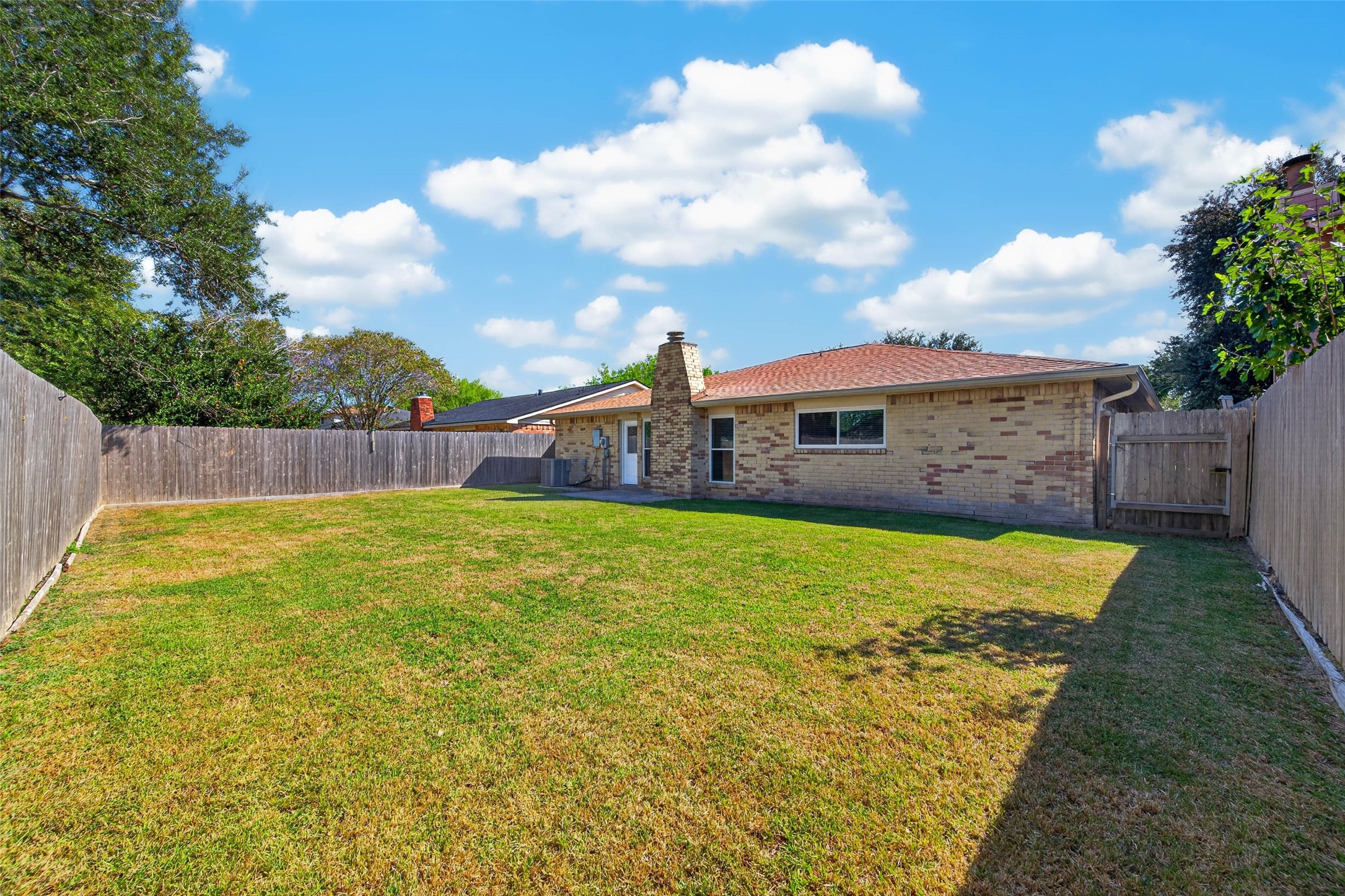 9809 Hummingbird Street, La Porte, TX 77571