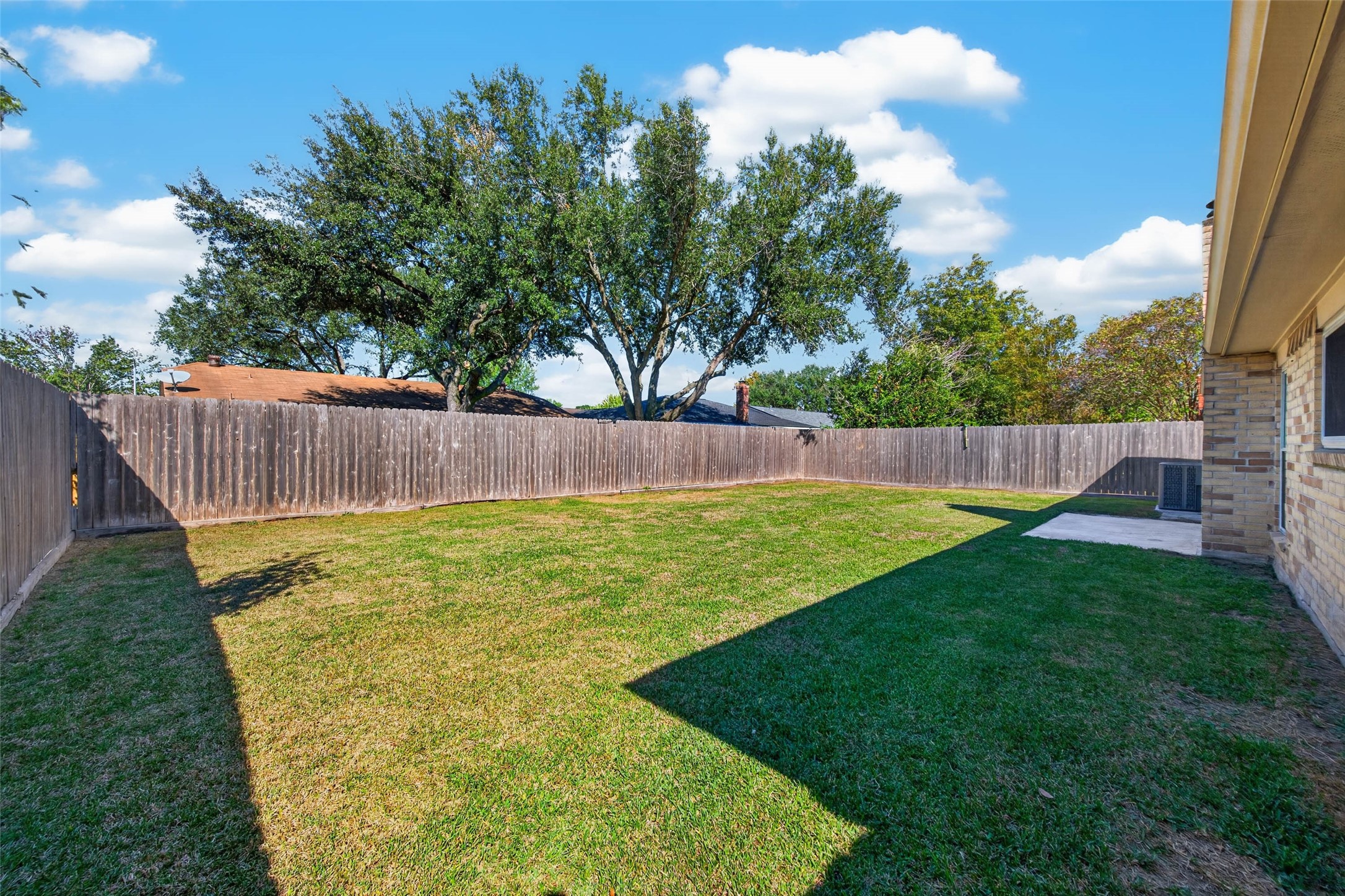 9809 Hummingbird Street, La Porte, TX 77571
